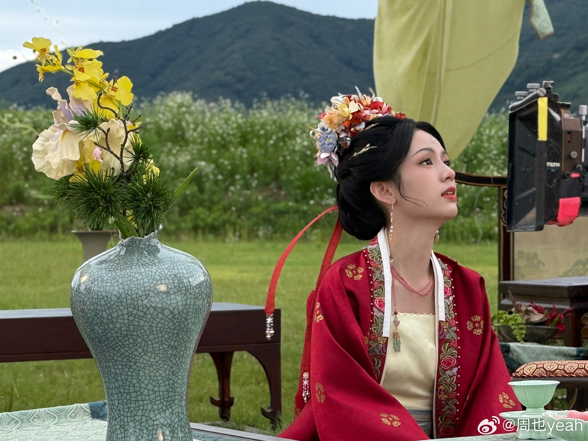 周也靠著電影《少年的你》打開知名度,後演出《山河令》、《為有暗香來》等陸劇走紅。(翻攝自微博)