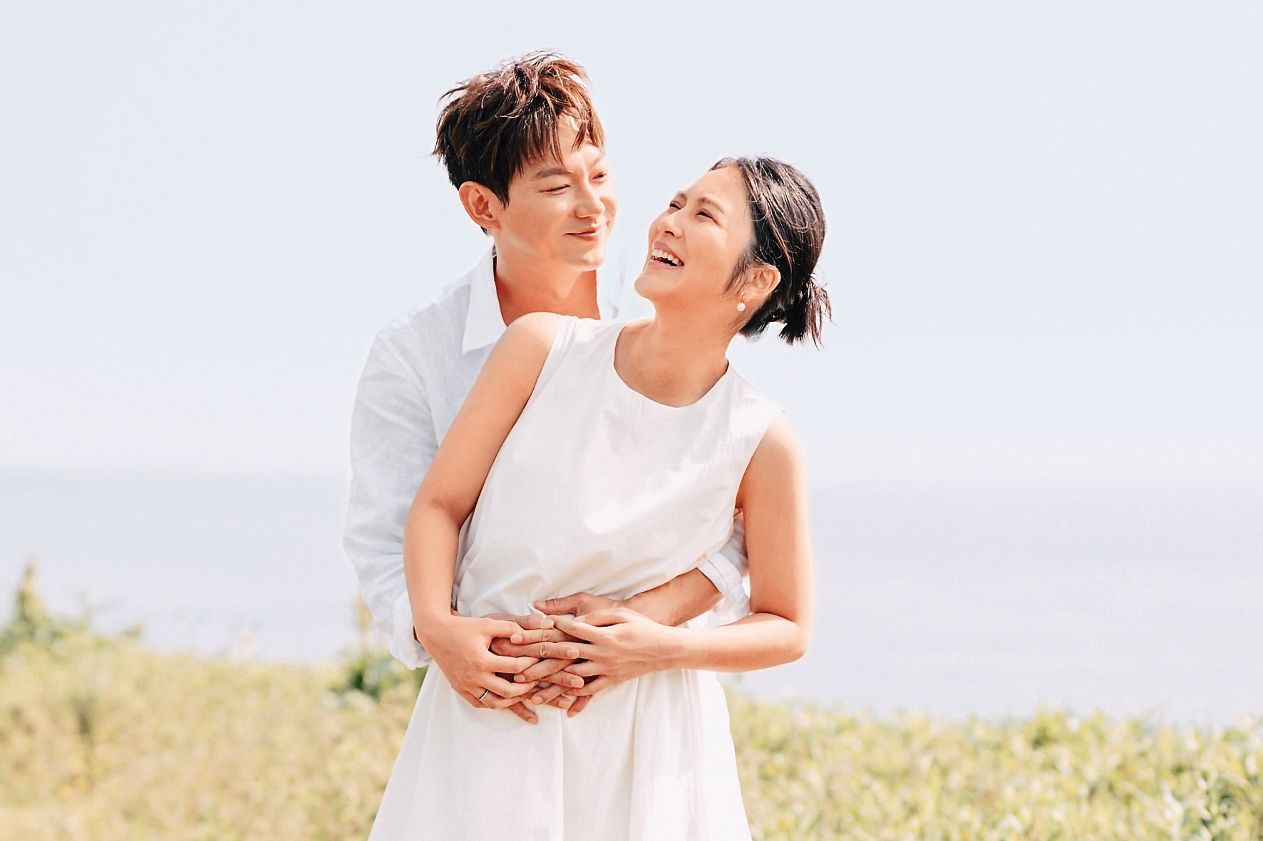 等待判決出爐前的空檔，威廉（左）剛好可陪伴懷孕中的老婆卓君澤（右），等待女兒出生。（翻攝自卓君澤Threads）