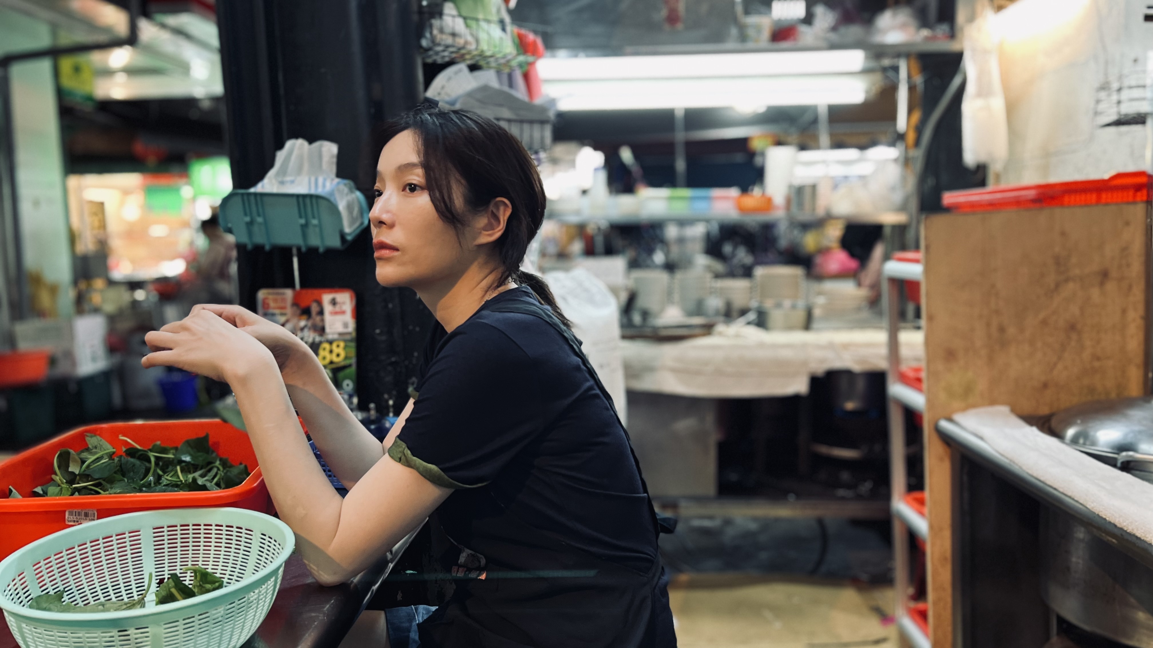 蔡淑臻在《左撇子女孩》中飾演在夜市擺攤的單親媽媽。（光年映畫提供）