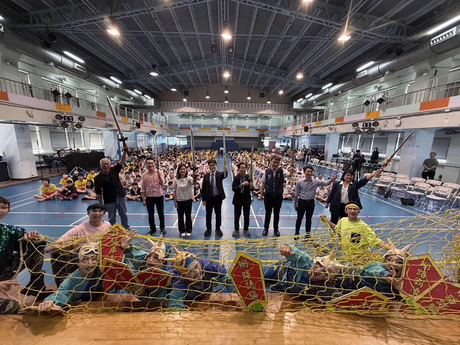 教育部朱俊璋常務次長、教育部臺北市政府教育局學務校安室黃奕仁主任及紙風車文教基金會董事吳靜吉博士、張敏宜執行長，一起協助建立毒品防護網。（紙風車文教基金會提供）