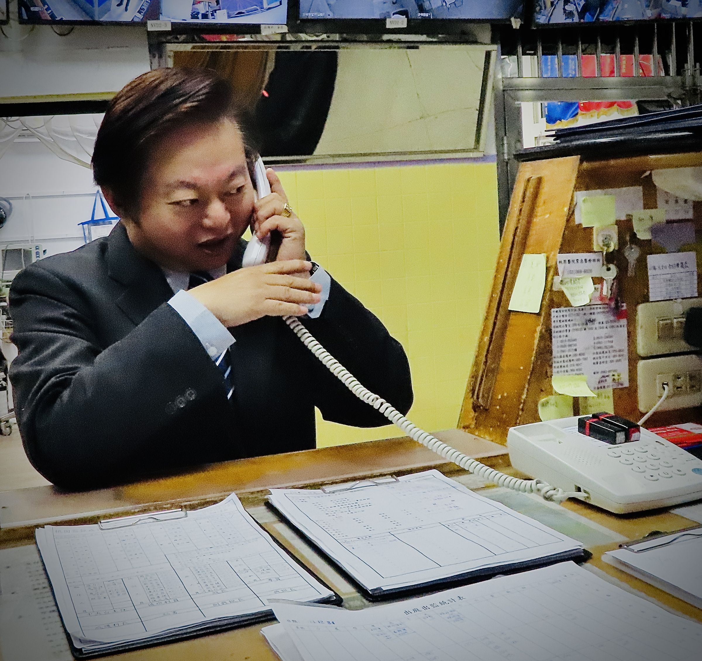矯正署署長周輝煌體恤矯正同仁辛勞，昨晚（23日）趕往敦品中學、桃園少年觀護所及臺北少年觀護所，慰問值班人員，勉勵對收容少年付出更多耐心與愛心。（矯正署提供）