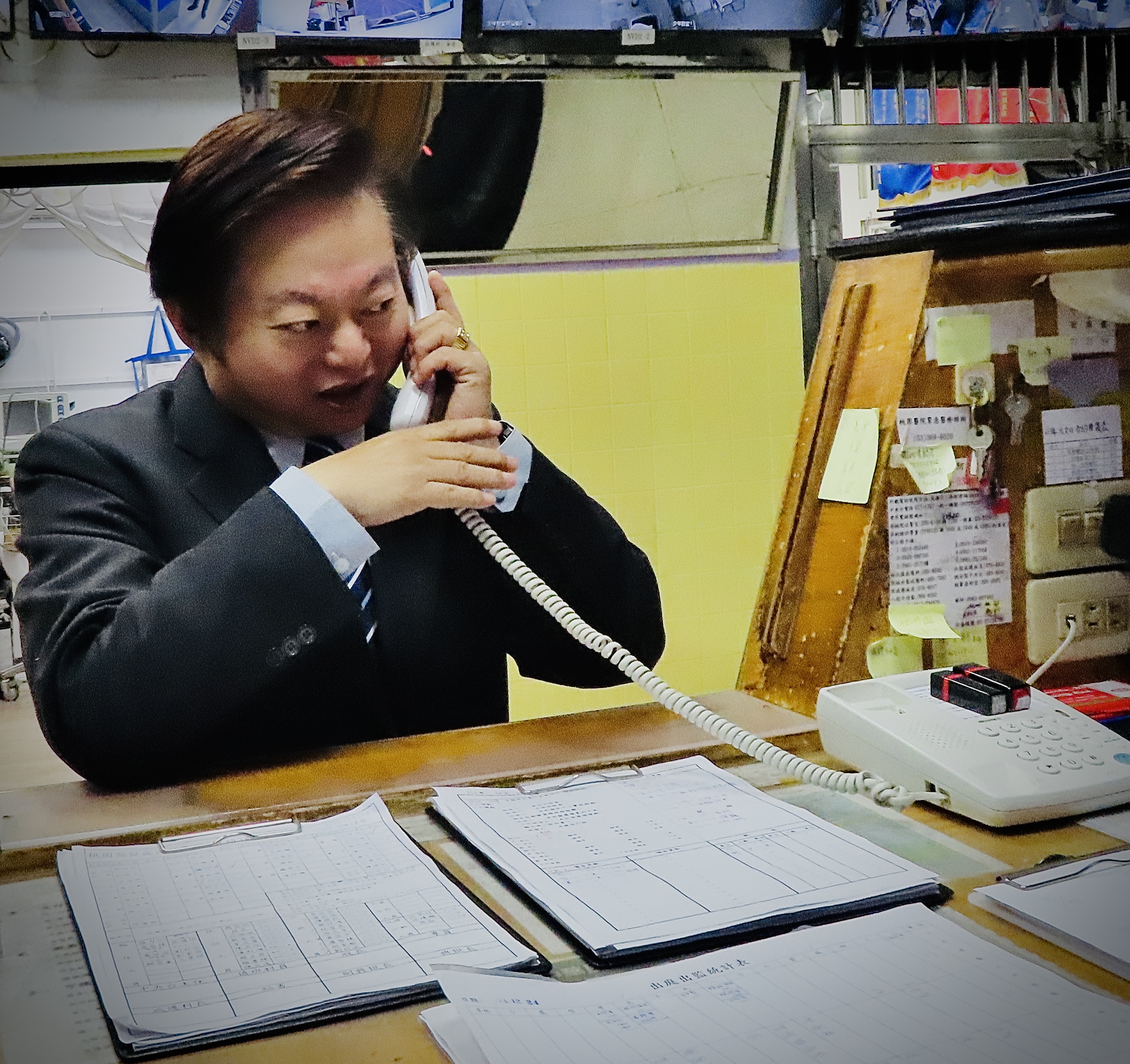 矯正署署長周輝煌體恤矯正同仁辛勞，昨晚（23日）趕往敦品中學、桃園少年觀護所及臺北少年觀護所，慰問值班人員，勉勵對收容少年付出更多耐心與愛心。（矯正署提供）