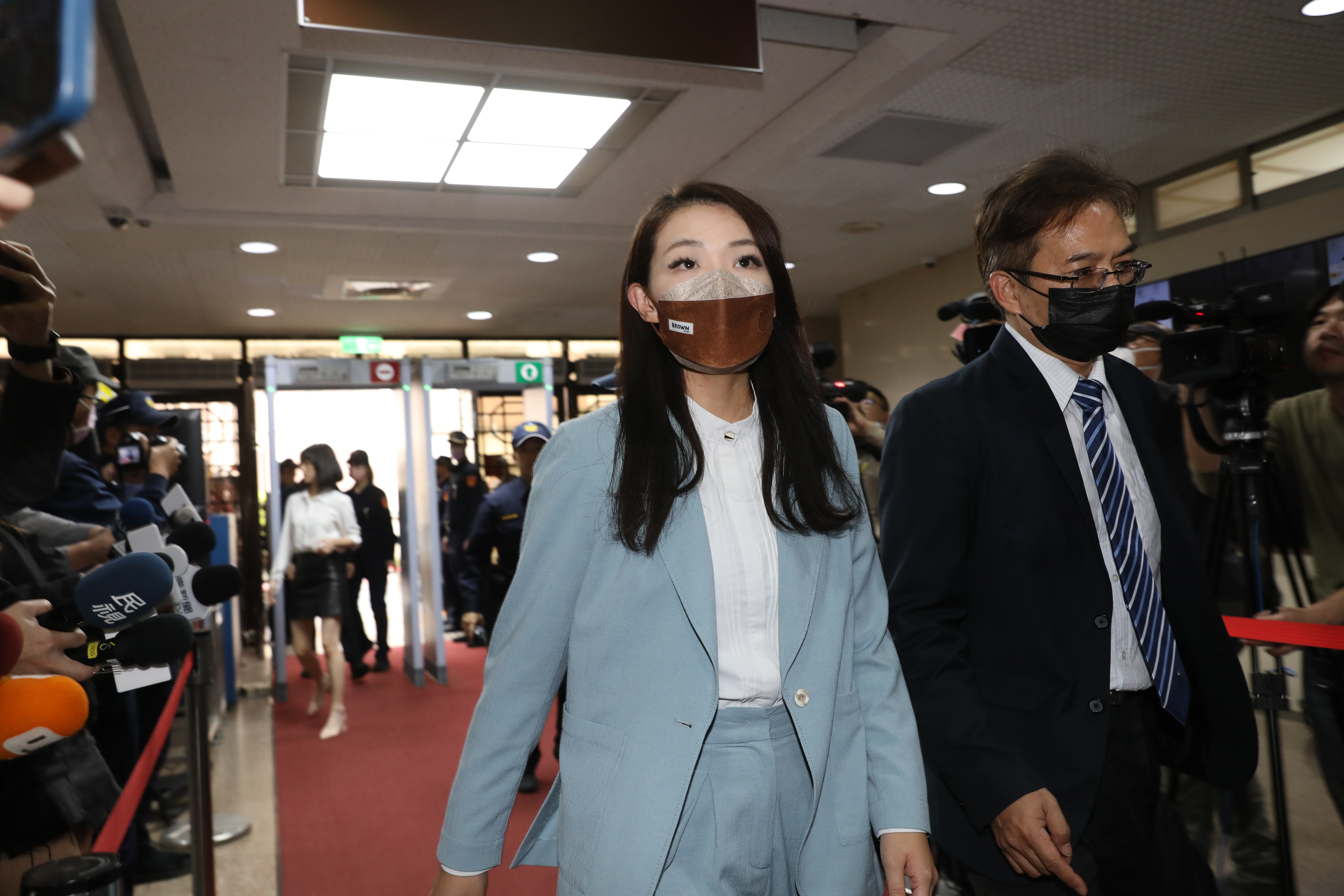 民眾黨籍新竹市長高虹安被控涉嫌滅證，要求助理刪除手機對話紀錄，甚至一度想叫助理拿咖啡潑電腦。