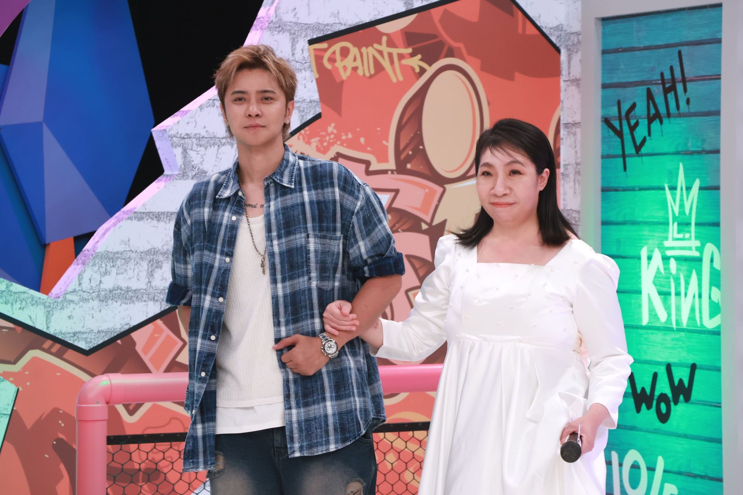 如花錄影大改造後與主持人羅志祥合影。（中天提供）