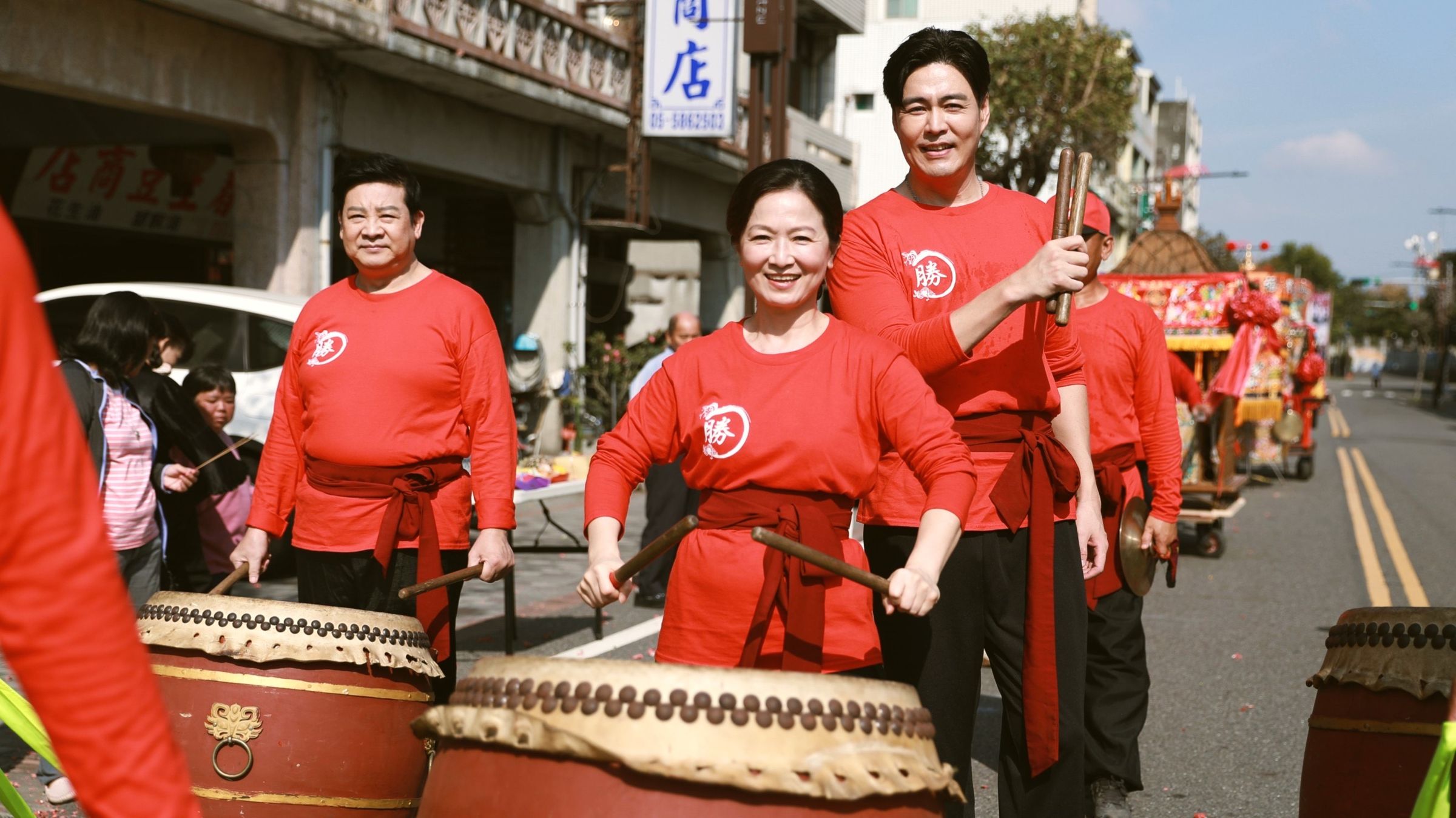謝瓊煖(中)、楊慶煌(左)、劉至翰(右)在《好運來》當中飾演一家人,為戲練鼓陣。(民視提供)