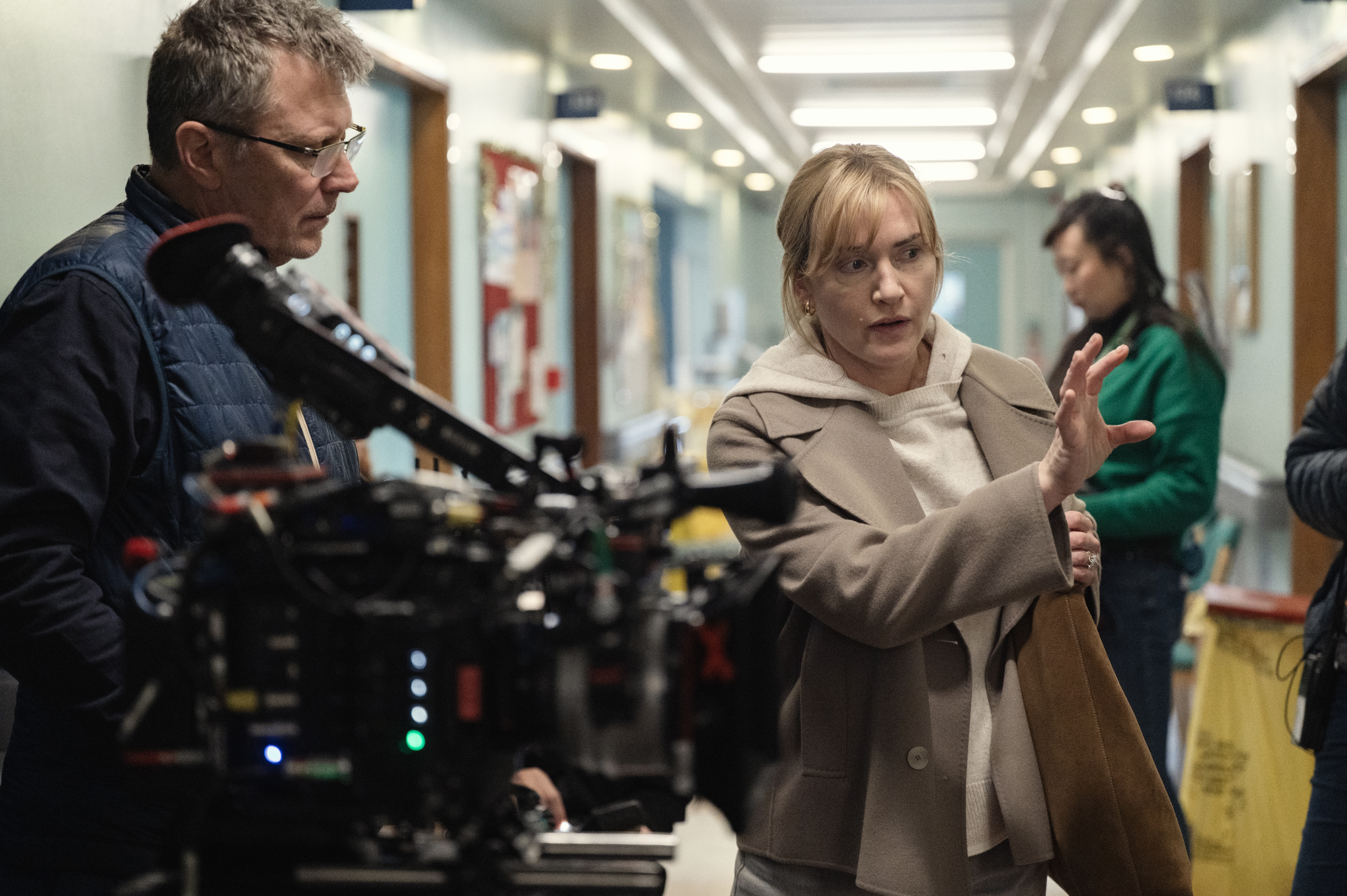 凱特溫斯蕾（右）首度當上導演。（Netflix提供）