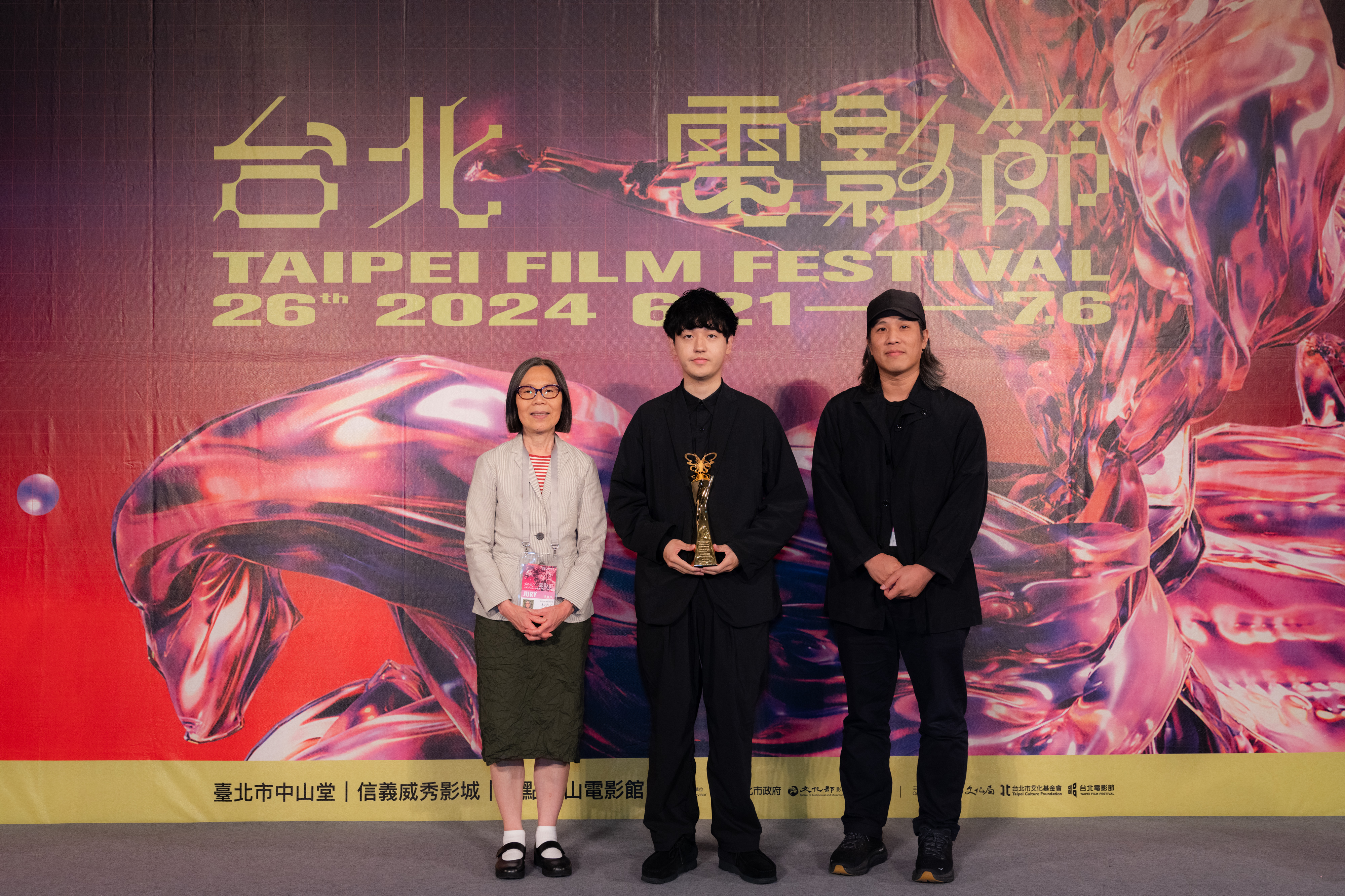 林清心（左）擔任本屆台北電影獎國際新導演競賽評審，與《我心裡的太陽》導演奧山大史（中）合影。  （台北電影節提供）