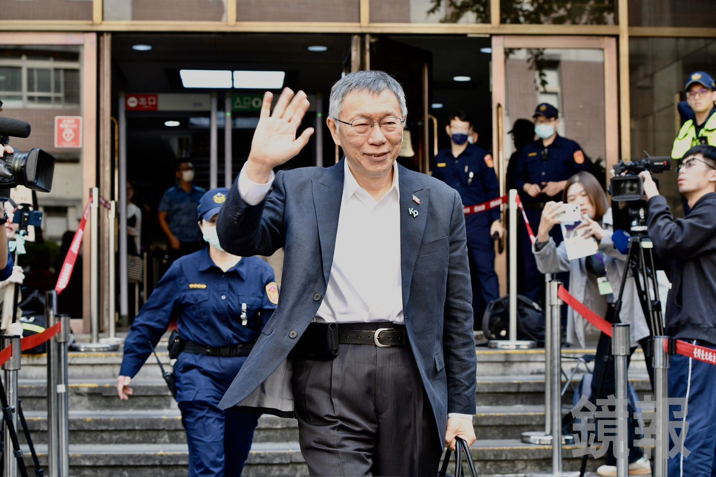 柯文哲為京華城弊案及侵吞政治獻金案出庭，律師答辯時提及波多野結衣。（鏡報李智為）