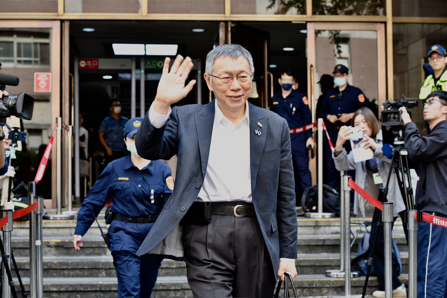 柯文哲為京華城弊案及侵吞政治獻金案出庭,律師答辯時提及波多野結衣。(鏡報李智為)