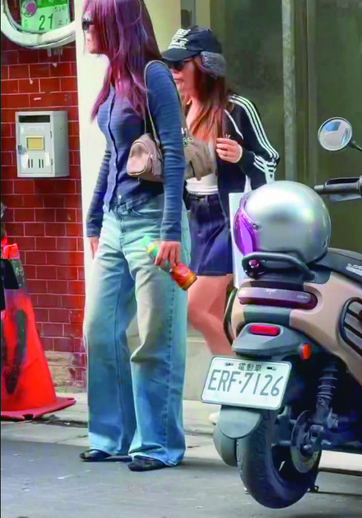 15:32 張雅琴(右)身穿黑色短裙、腳踩時下最夯的On昂跑球鞋,比女兒Jennifer(左)穿得還要辣。