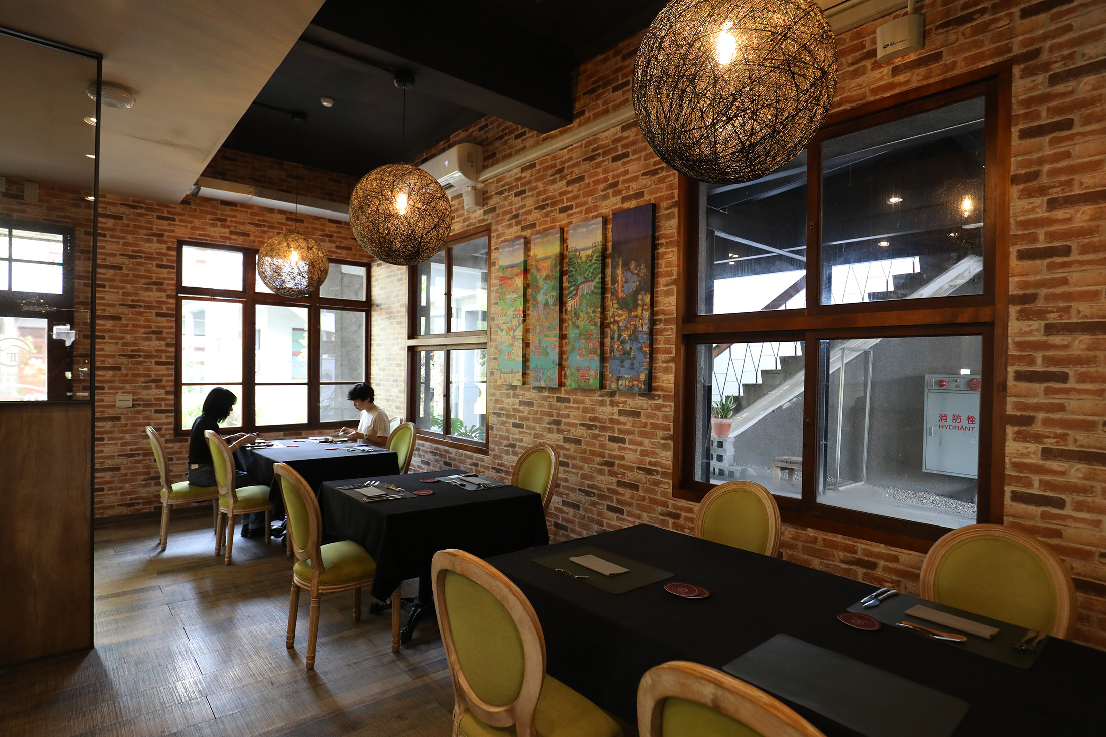 用餐空間採南法村莊風格，環境優雅懷舊，令人放鬆。