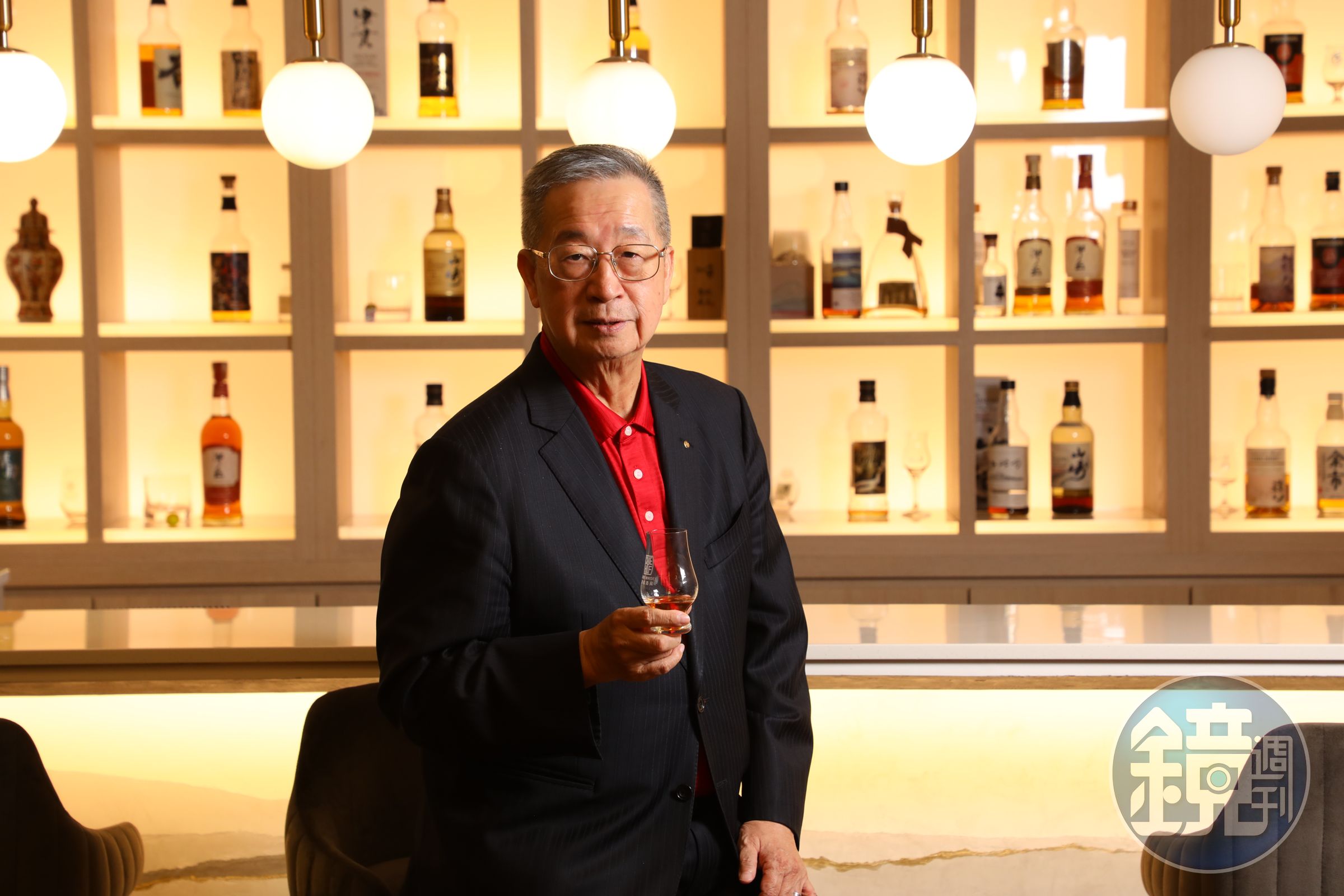 張慶清投入日威收藏30年，近來除了親自選桶，也以理工人思維制定十年計畫，從私人收藏，擴展到建立日威資料庫，並進行數據分析。