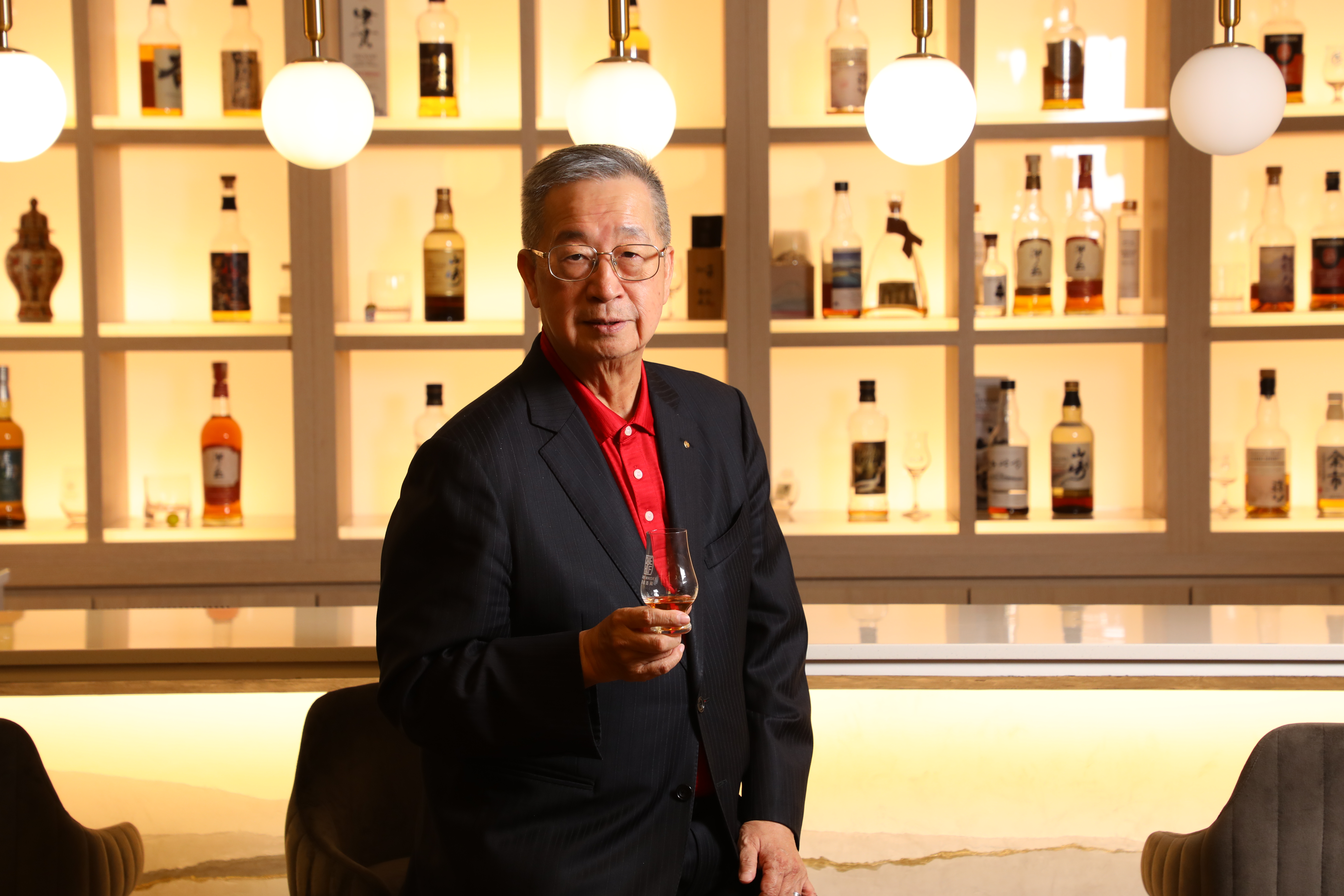 張慶清投入日威收藏30年，近來除了親自選桶，也以理工人思維制定十年計畫，從私人收藏，擴展到建立日威資料庫，並進行數據分析。