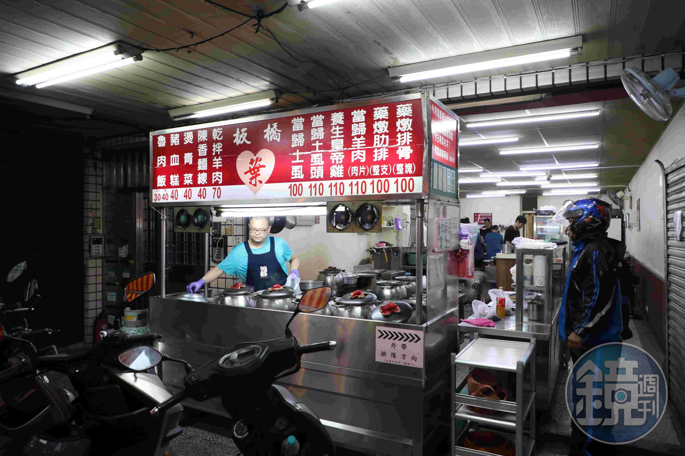 葉家藥燉排骨是板橋知名的宵夜店。