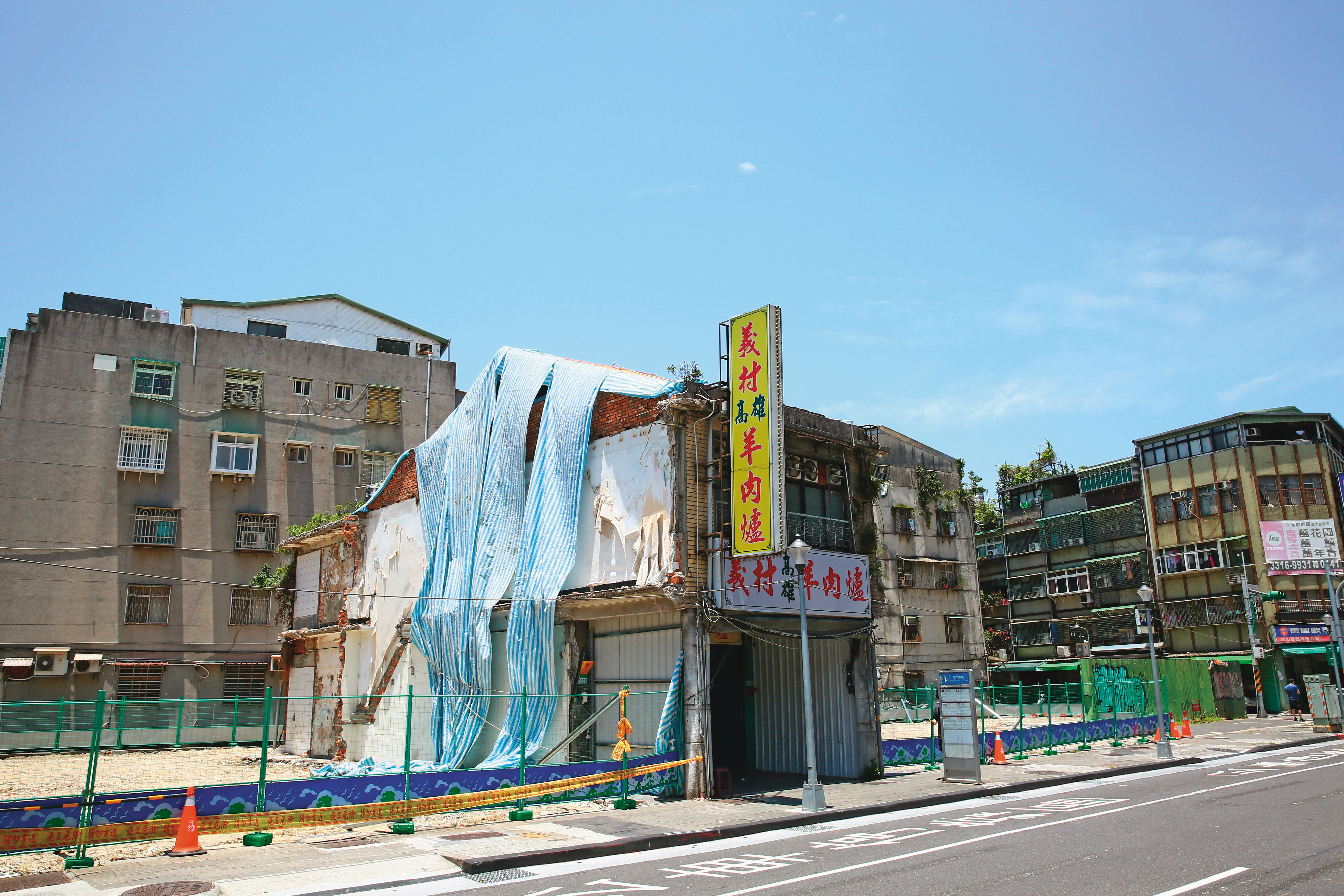 都更孤兒頻傳，北市萬大路上也出現不同意戶獨存的奇景。