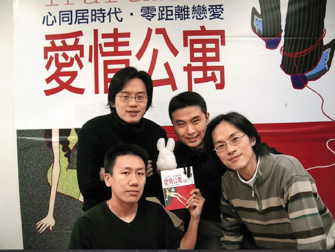 張家銘（右2）大學一畢業便與師大附中同學創立尚凡國際，後左1為總經理林東慶。（大研生醫提供）