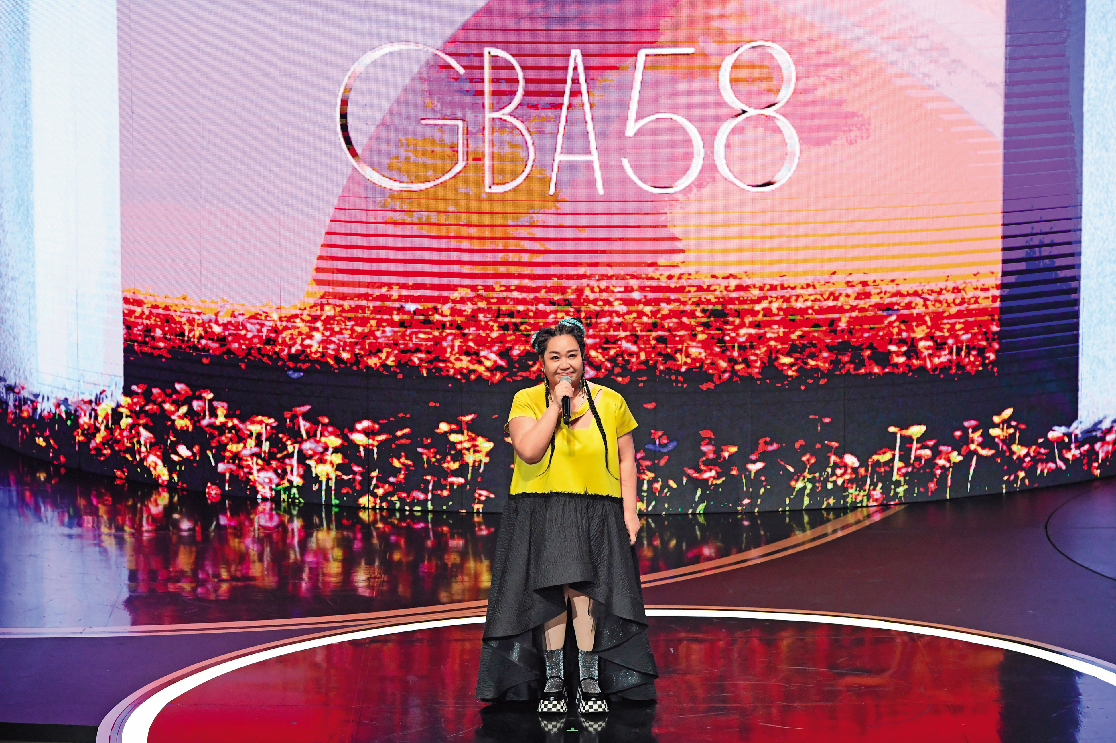 鍾欣凌個人風格幽默又落落大方，主持第58屆戲劇類金鐘獎，懂自嘲又機智救場，頗獲好評。（三立提供）