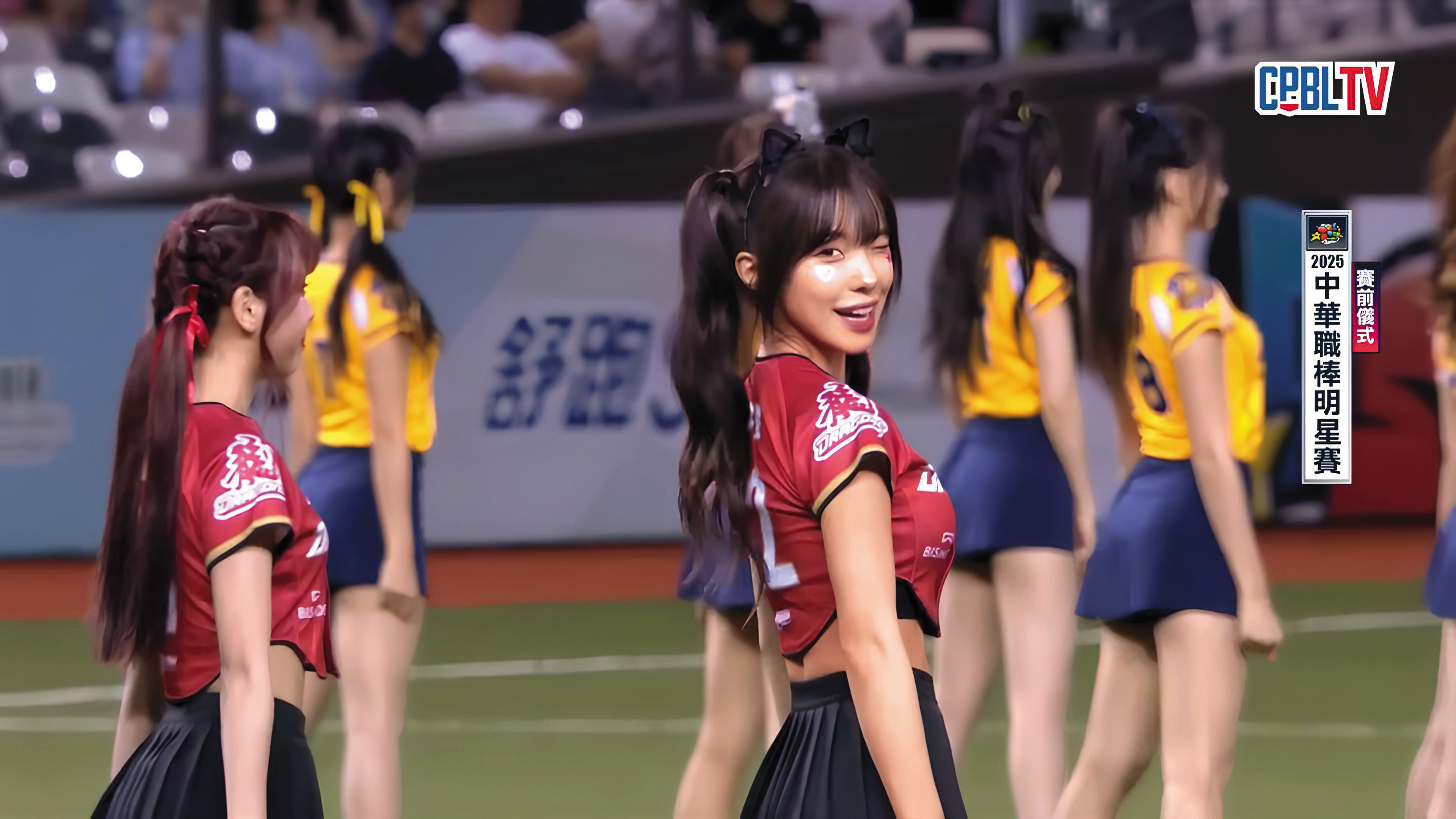 李多慧內建鏡頭偵測器，一個神回眸，被網友封為全場最頂。（翻攝自CPBLTV）