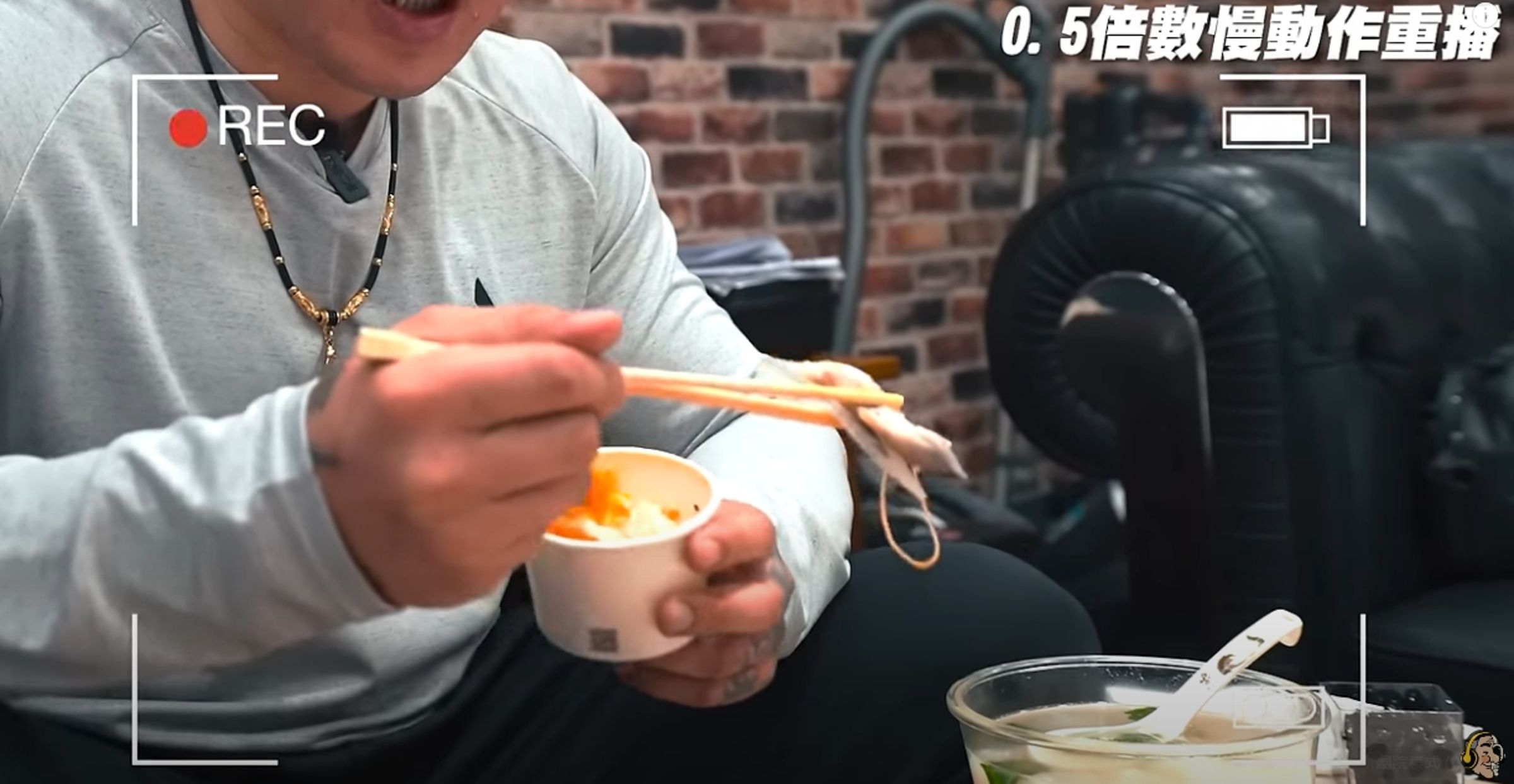原本白色的蘿蔔絲蘸了醬油後,顏色由白變黃,看起來就跟橡皮筋十分相似。(翻攝自館長惡名昭彰YT頻道)