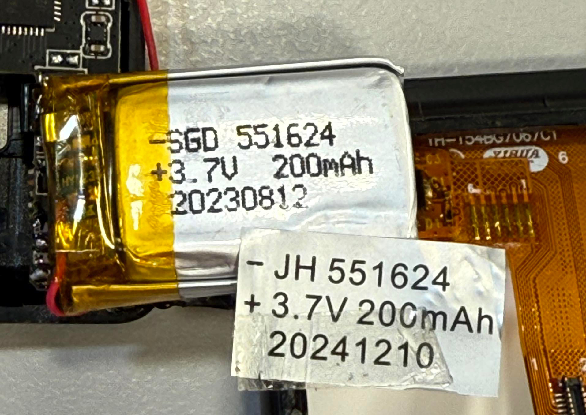 四叉貓爆世壯運手錶電池製造日期疑被「改標」。（翻攝畫面）