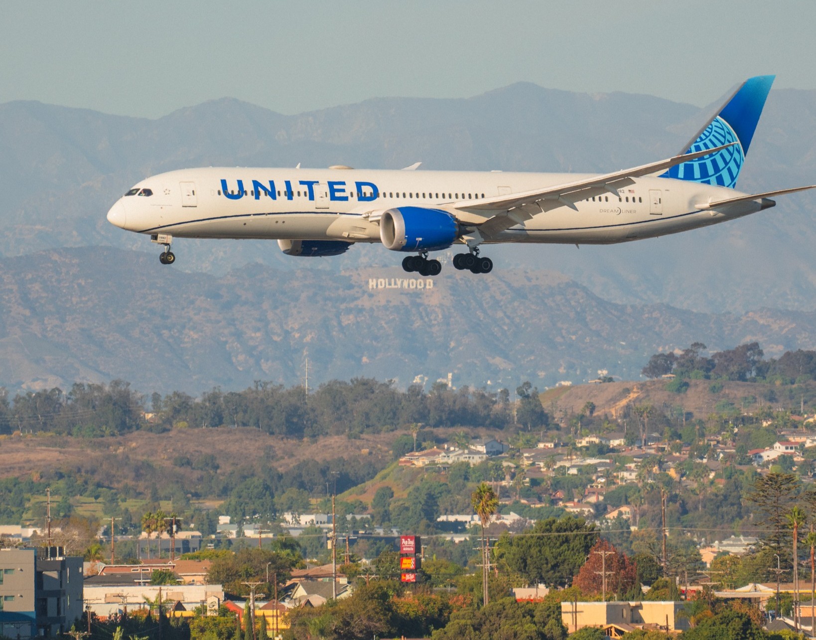 美國聯合航空公布新措施，要求乘客若不使用耳機聽影片或音訊內容，就可能會被請下機或不准登機。（翻攝自臉書@United）