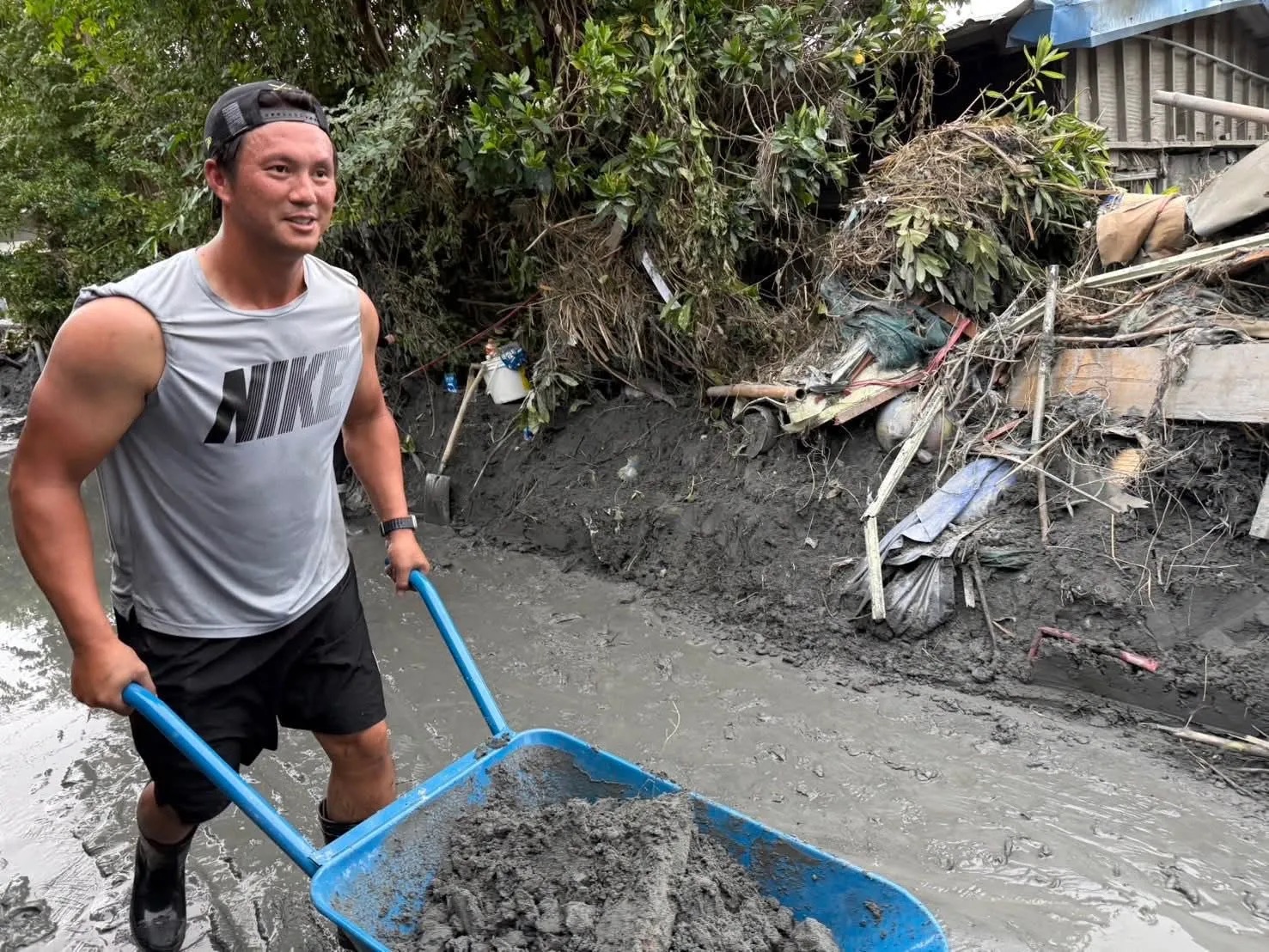 高國輝到花蓮光復幫忙救災。（翻攝羅國華臉書）