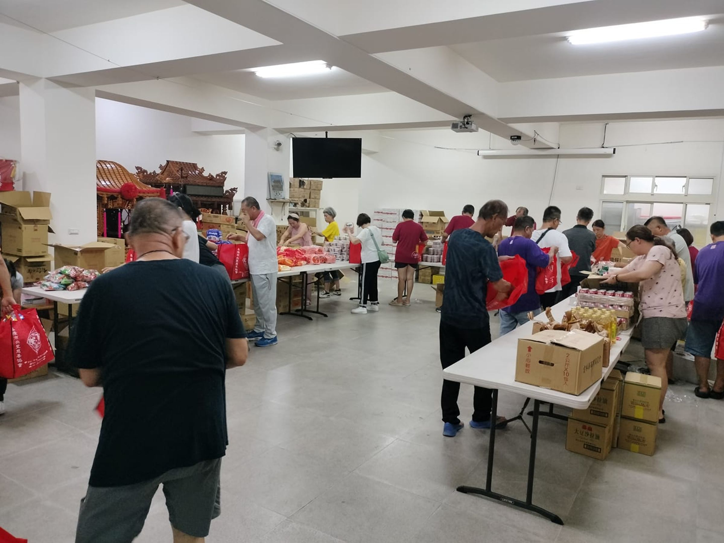 基隆北聖宮志工們分裝供品。(翻攝基隆北聖宮臉書)