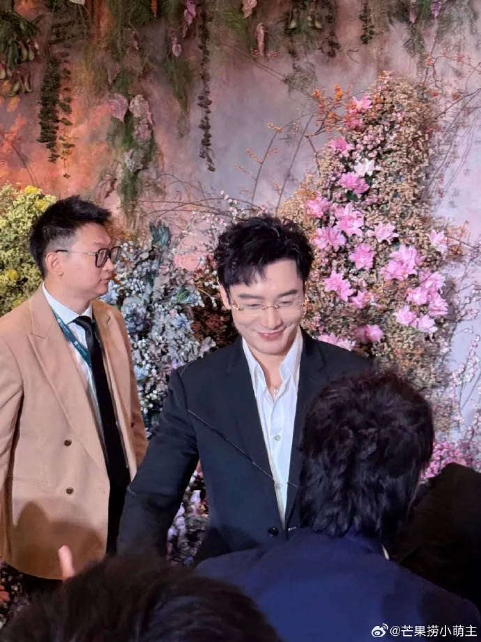 黃曉明神情愉悅出席何猷君與奚夢瑤的澳門喜宴。（微博）
