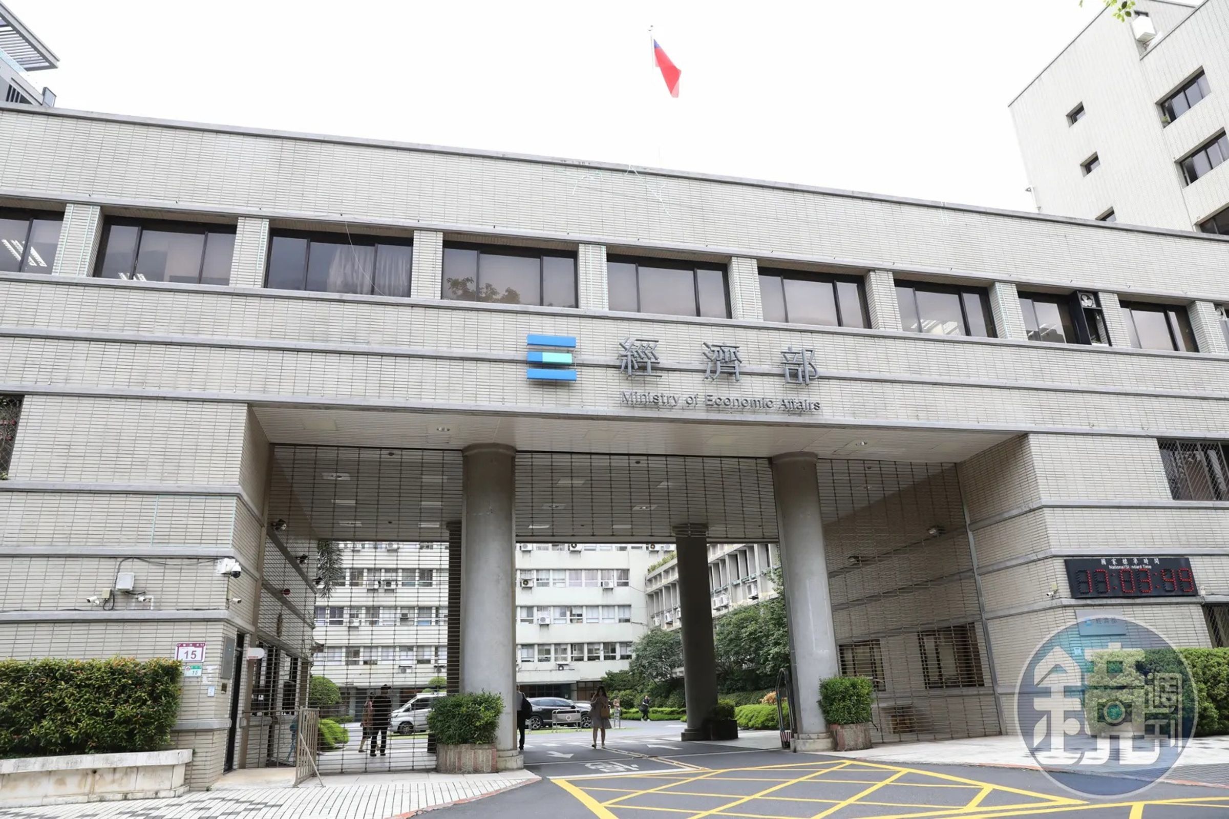 有餐飲業者爆料，接獲經濟部商發署連絡電話，要求配合相關政策給出軍人優惠，且「一定要在金額下折扣」，引發反彈（本刊資料照）