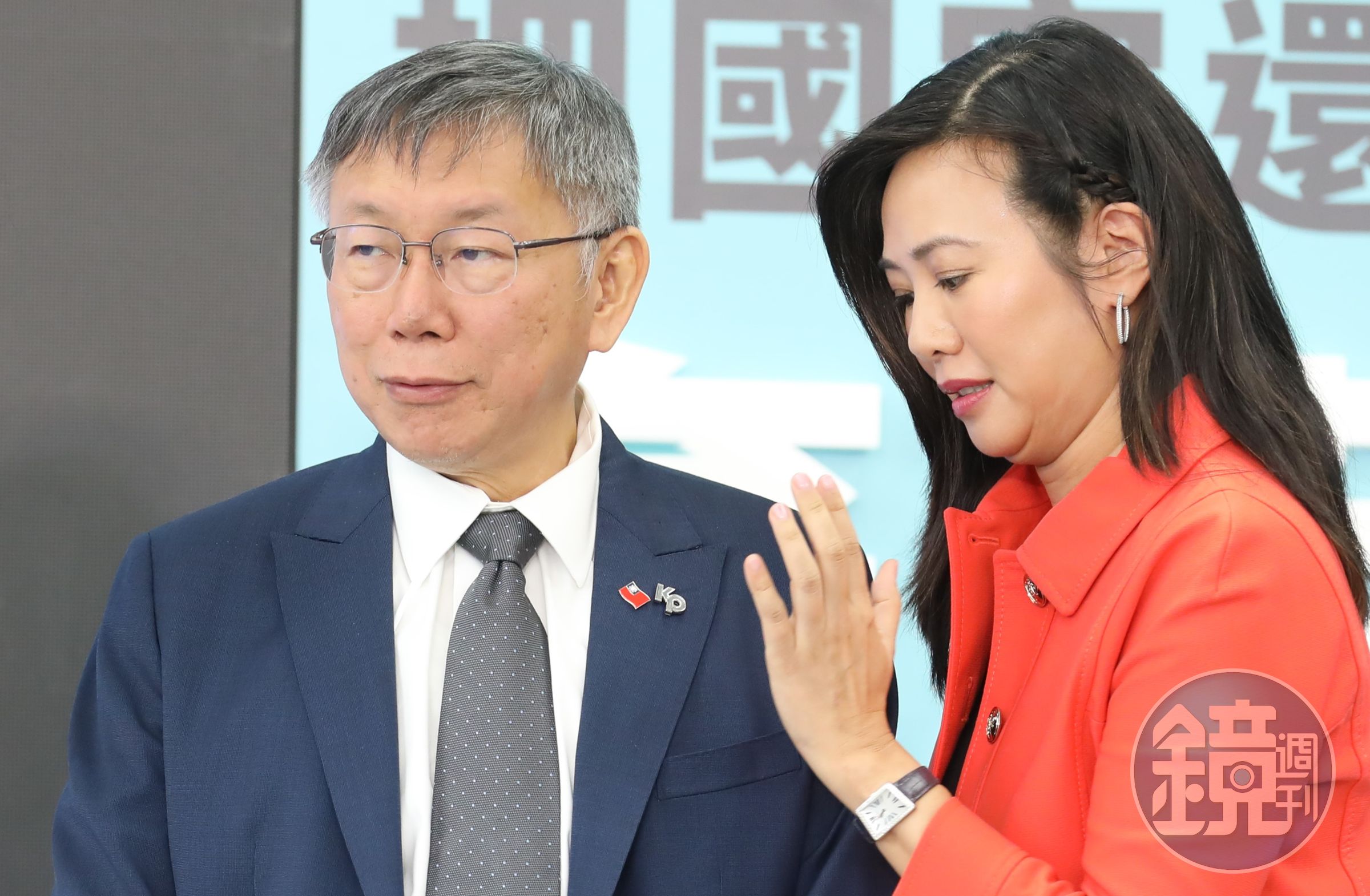 柯文哲今舉行金融政策記者會，胸前的國旗徽章引發議論。