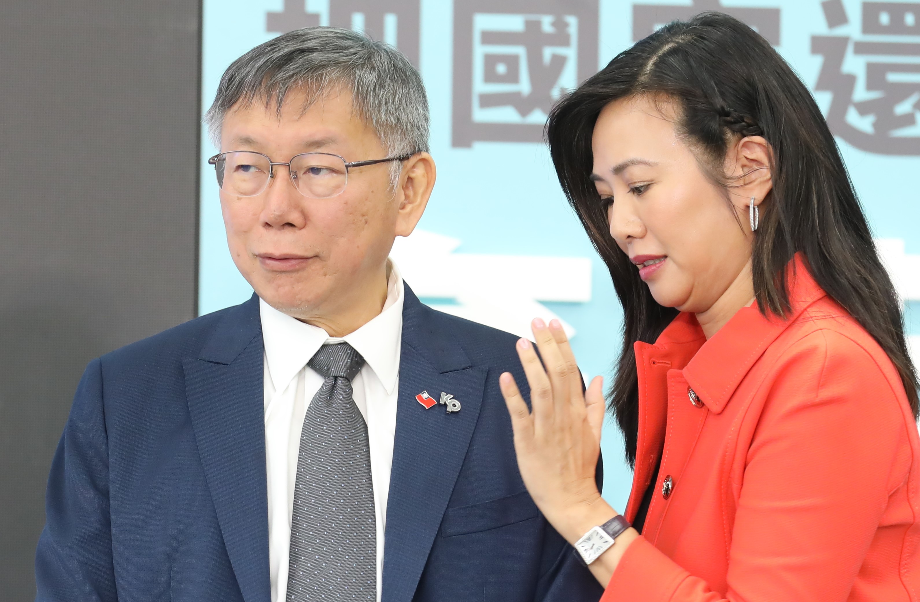 柯文哲今舉行金融政策記者會，胸前的國旗徽章引發議論。