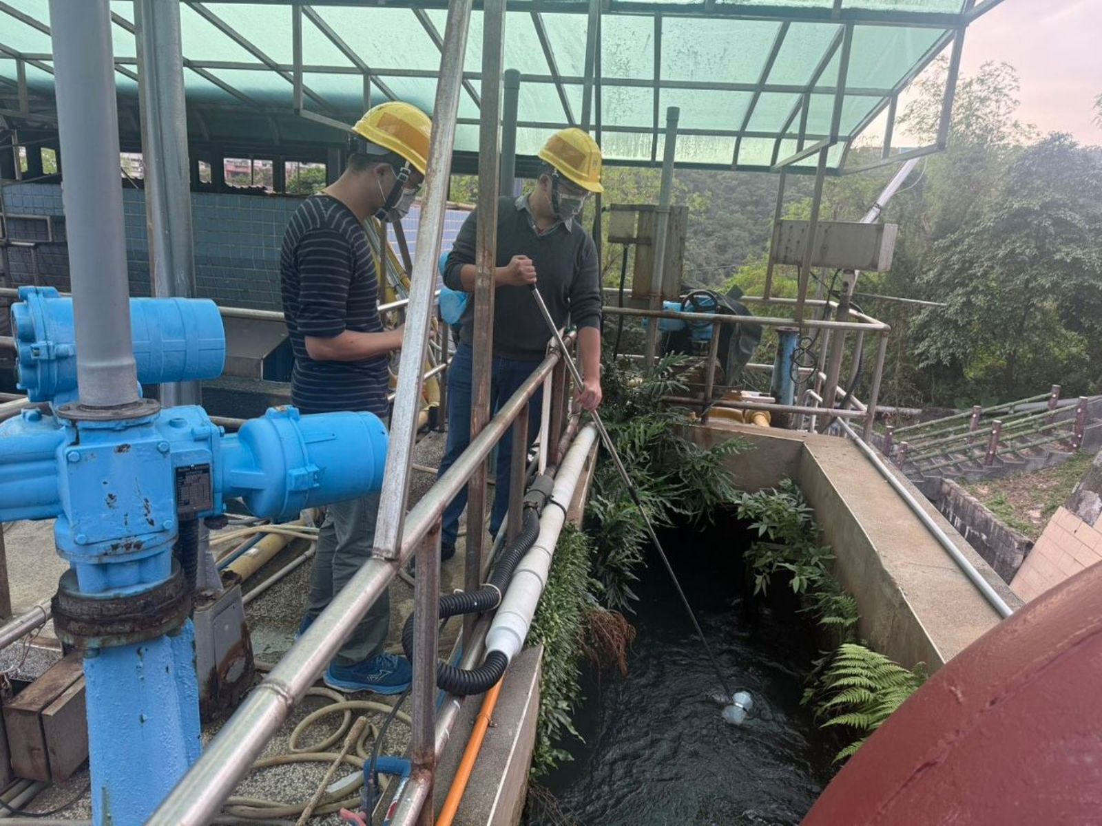 基隆自來水有油臭味!矛頭指向「國光客運保修廠」 偷排廢水遭勒令停工