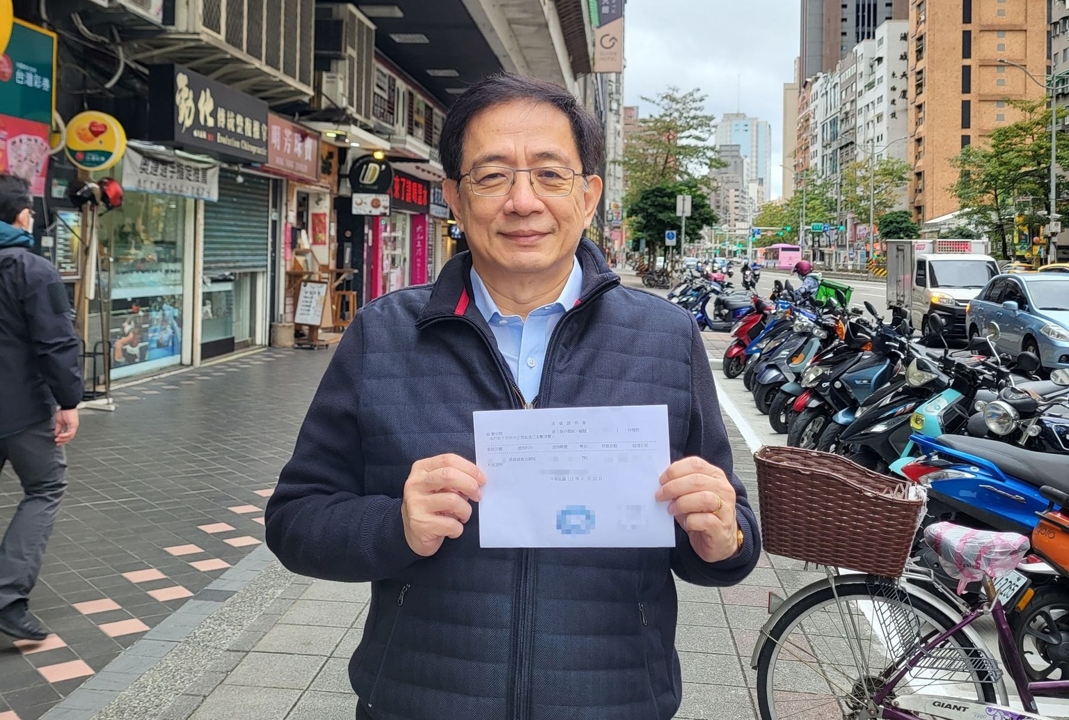 前台大校長管中閔昨po文，提到自己達成新成就，歷時15年終於付完第一戶房子的商業貸款。（翻攝自管中閔臉書）