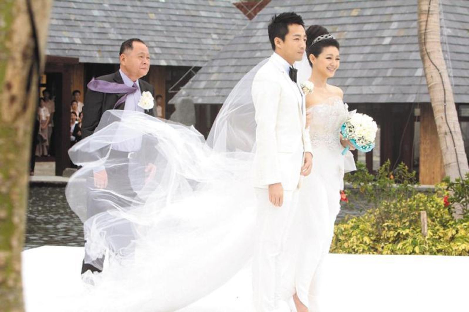 大S（右）與汪小菲（右2）見面4次就決定閃婚，2011年在海南島舉辦盛大婚禮。（大S提供）