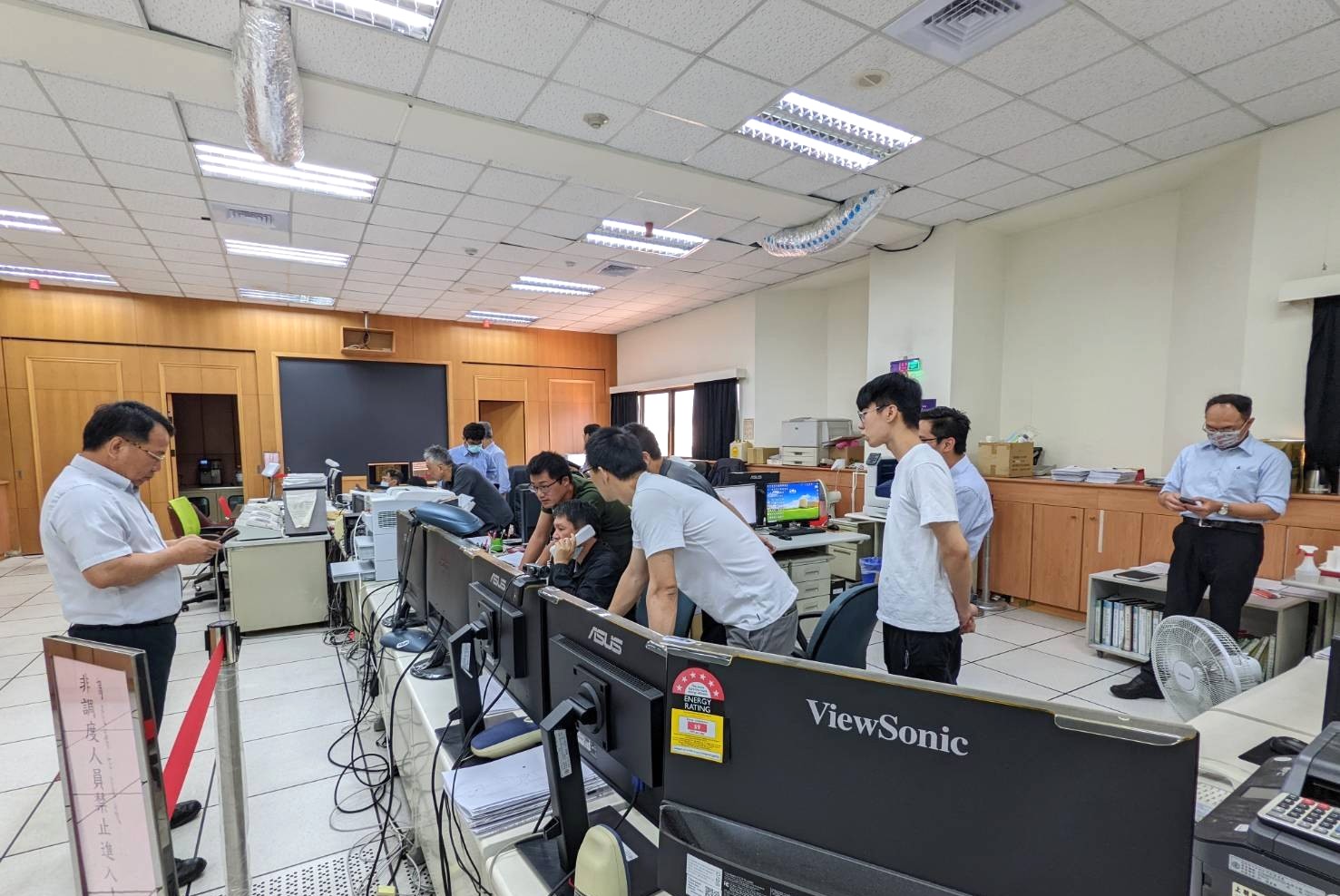 強震造成1萬4千多戶停電，台電公司派員檢修「餽線保護機制」，上午9點半僅剩500戶零星停電。