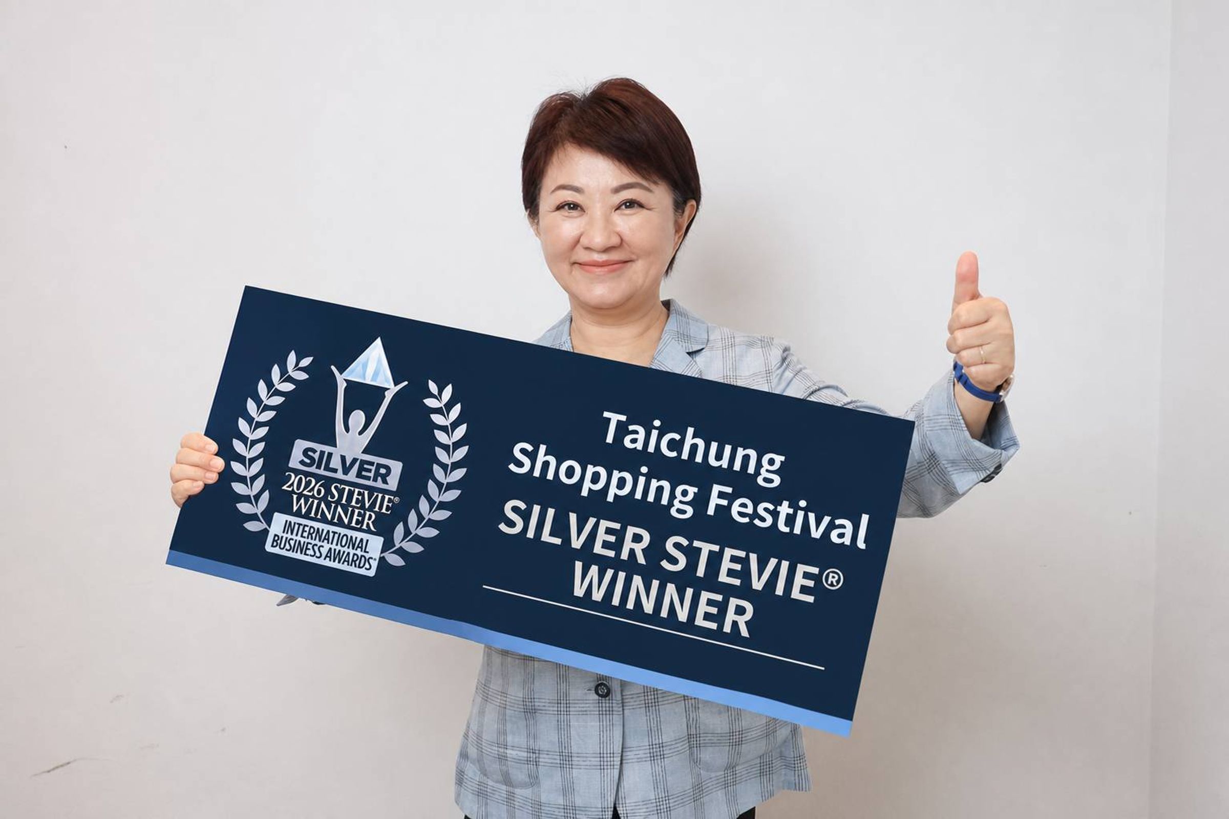 周軒不解，盧秀燕市府年年舉辦購物節、大量賣地，為何市府還欠債800億元？（台中市政府提供）
