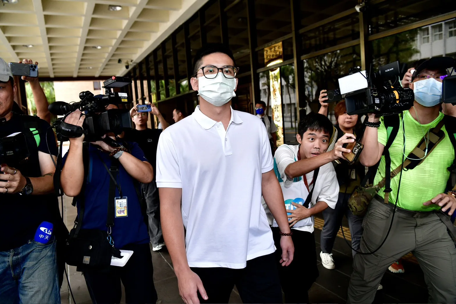 龔益霆剃平頭暴瘦現身！全盤否認性侵「我們交往中」　女星憔悴搭車離去