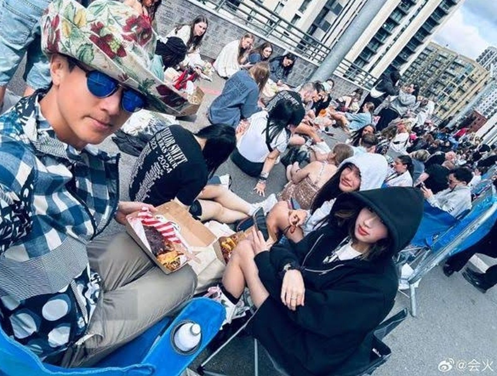 吳尊去年陪女兒去英國追星看泰勒絲還排隊7小時等入場。(吳尊微博)