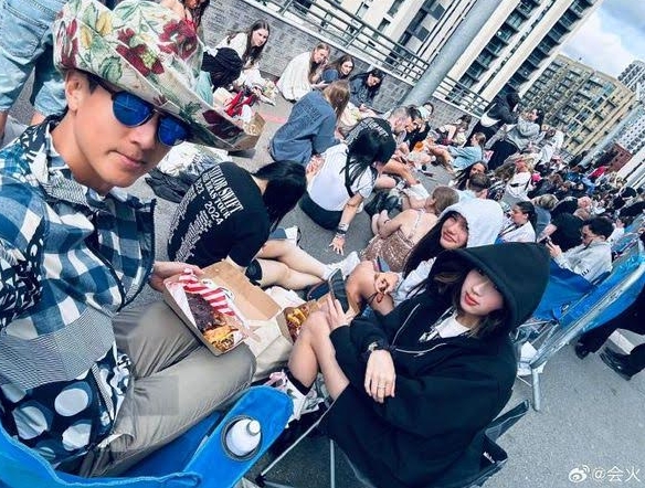 吳尊去年陪女兒去英國追星看泰勒絲還排隊7小時等入場。（吳尊微博）