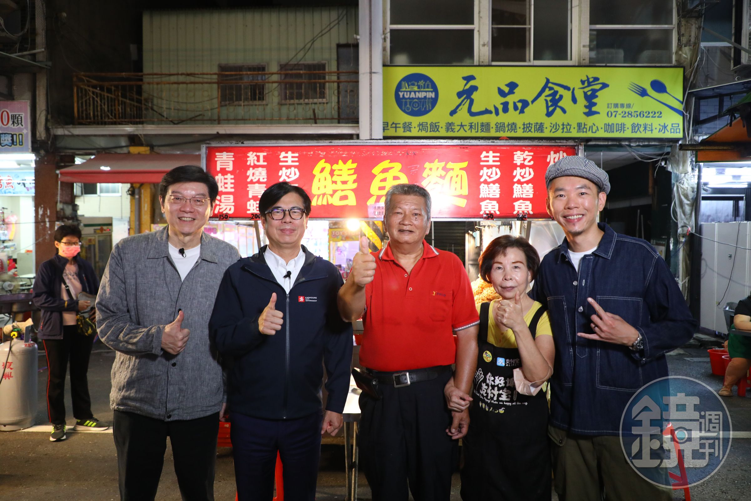 林宗興鱔魚意麵的老闆夫婦林志成（右三）、林周秀蓮（右二），40多年前從台南佳里來到高雄六合夜市打拚。