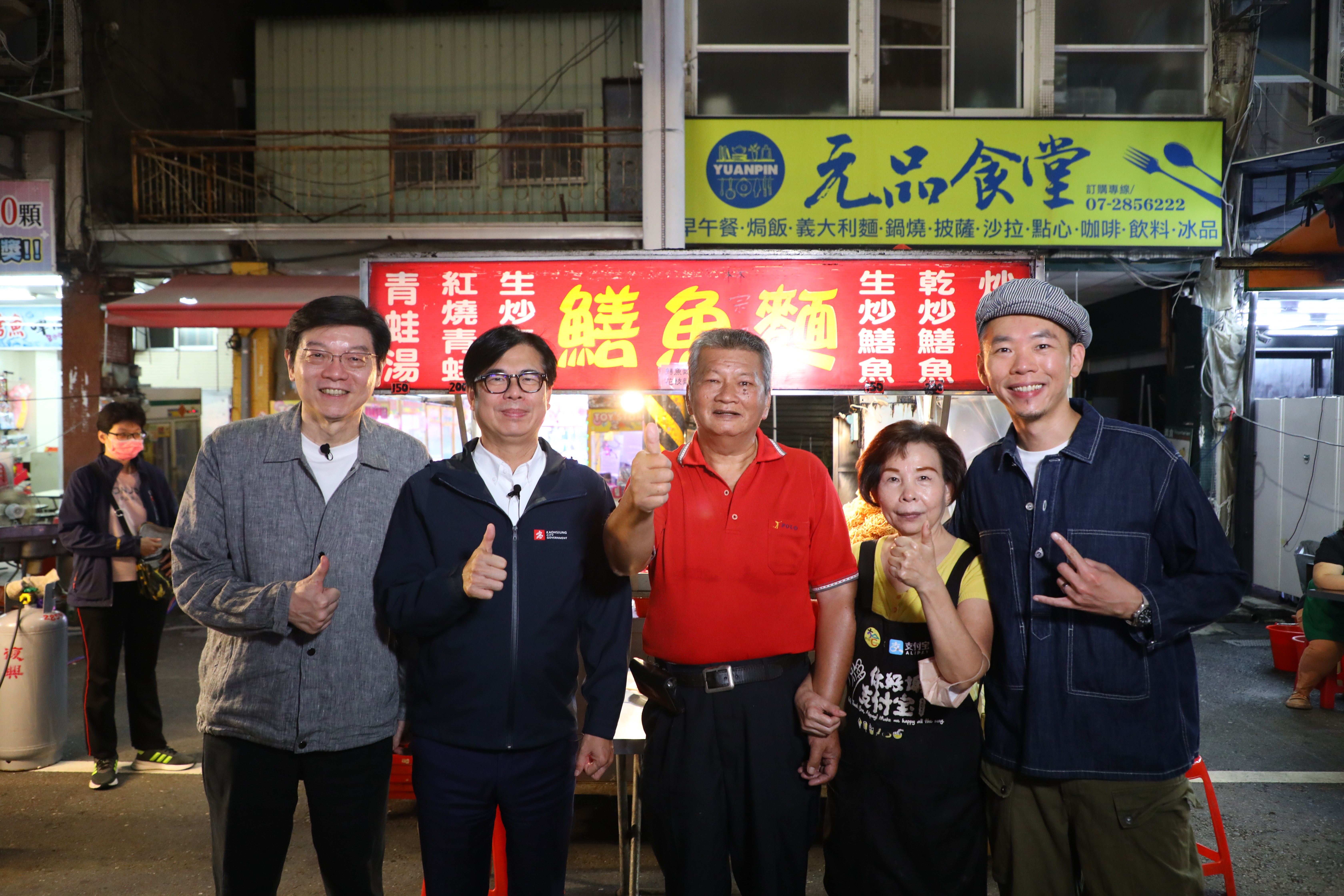 林宗興鱔魚意麵的老闆夫婦林志成（右三）、林周秀蓮（右二），40多年前從台南佳里來到高雄六合夜市打拚。