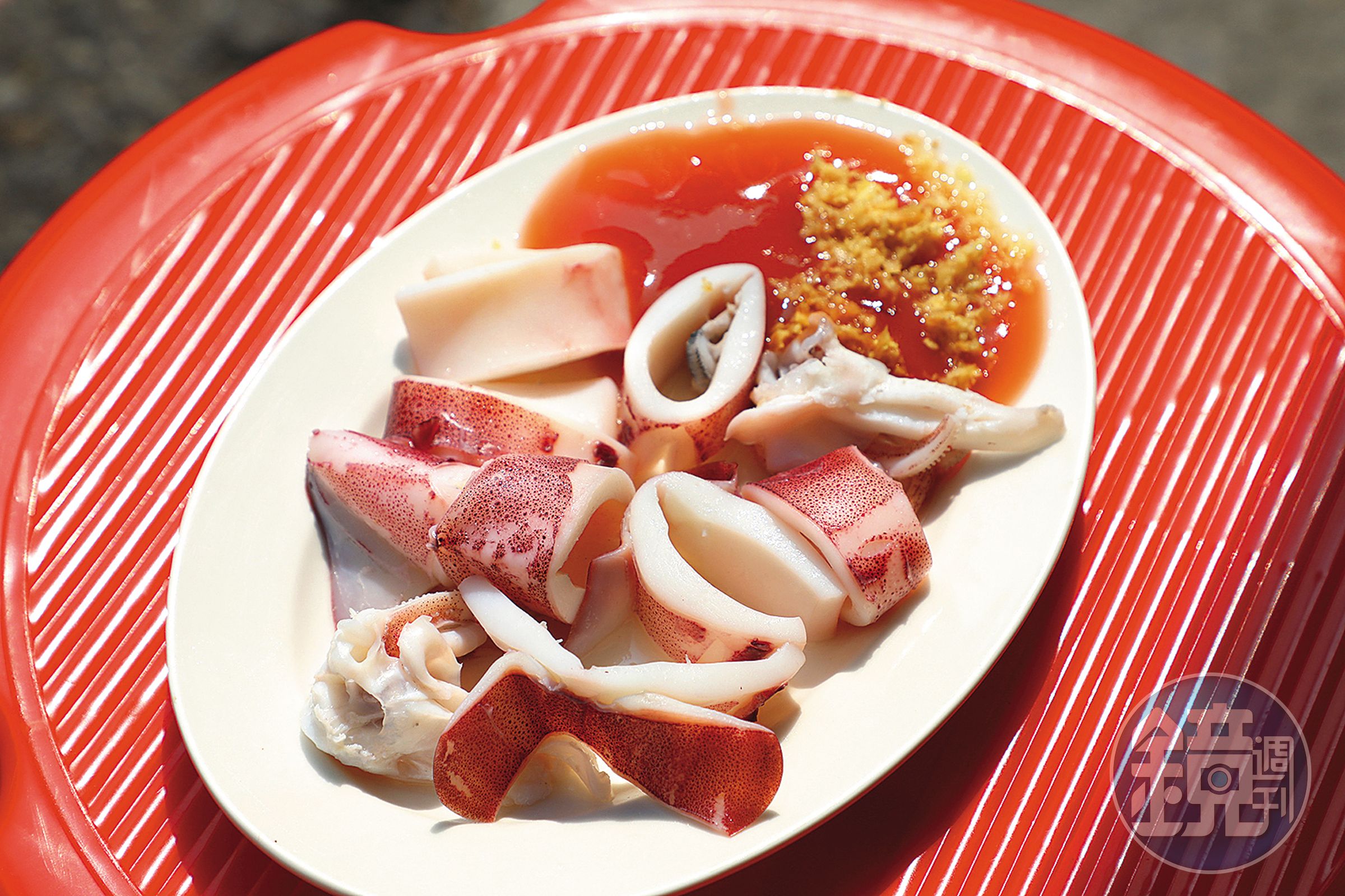 現燙的「小卷」非常鮮甜，酸甜沾醬更提味。（90元／份）
