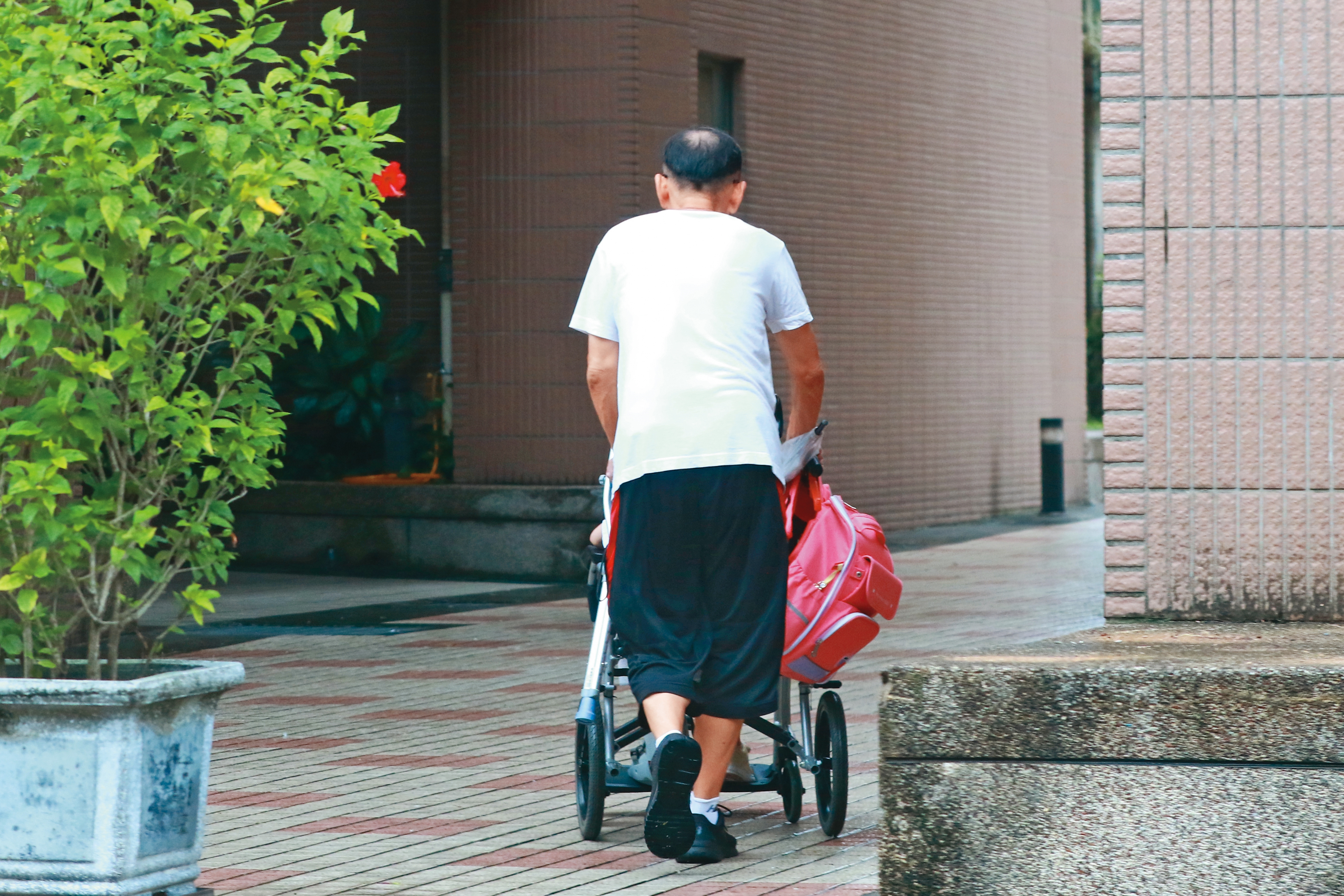 10/4 12:03爸爸不時會出現在楊千霈的社群網站上,也被本刊直擊當外公當得稱職。
