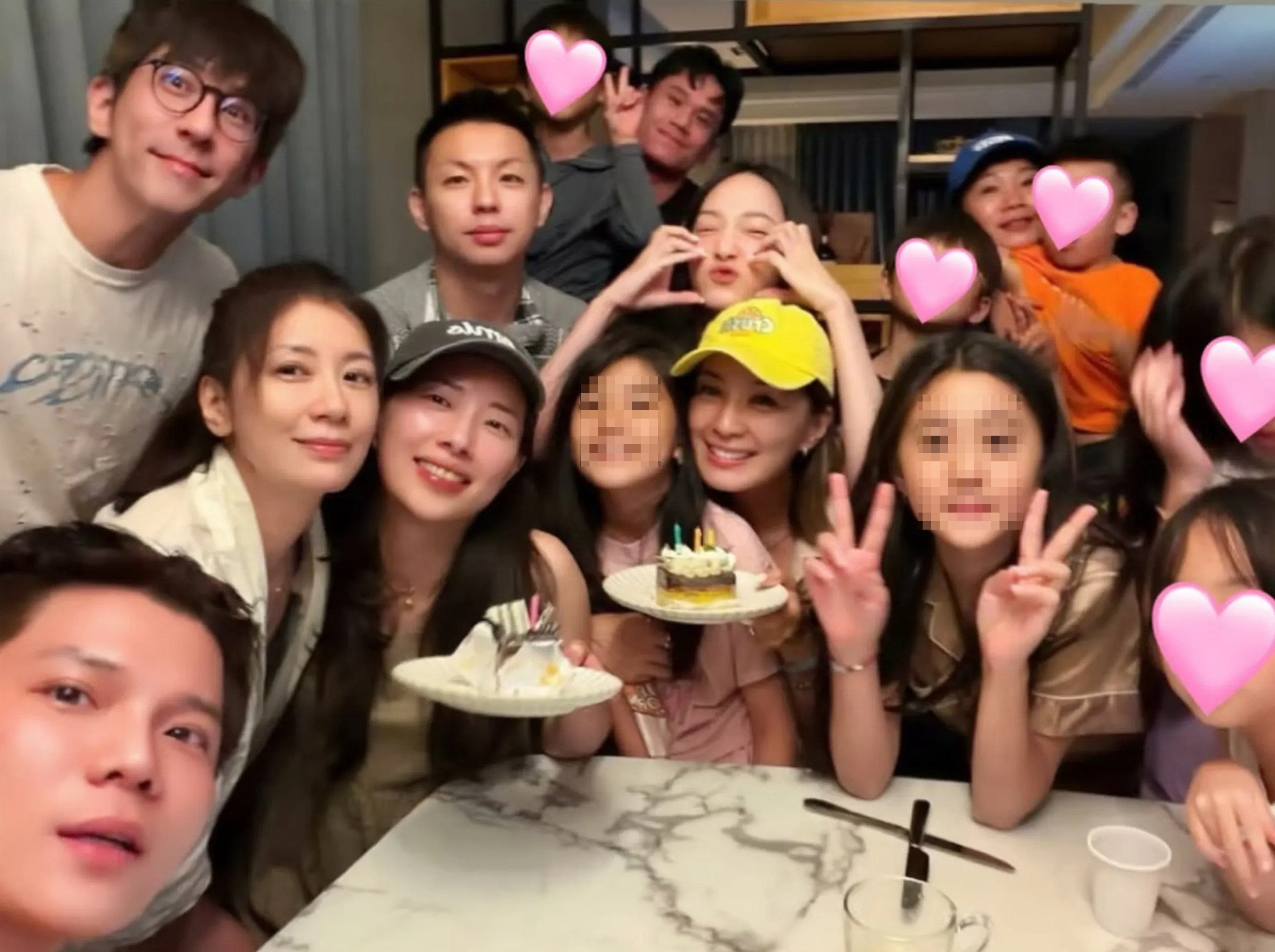 賈靜雯和修杰楷與一對女兒現身好友生日聚會。翻攝小紅書