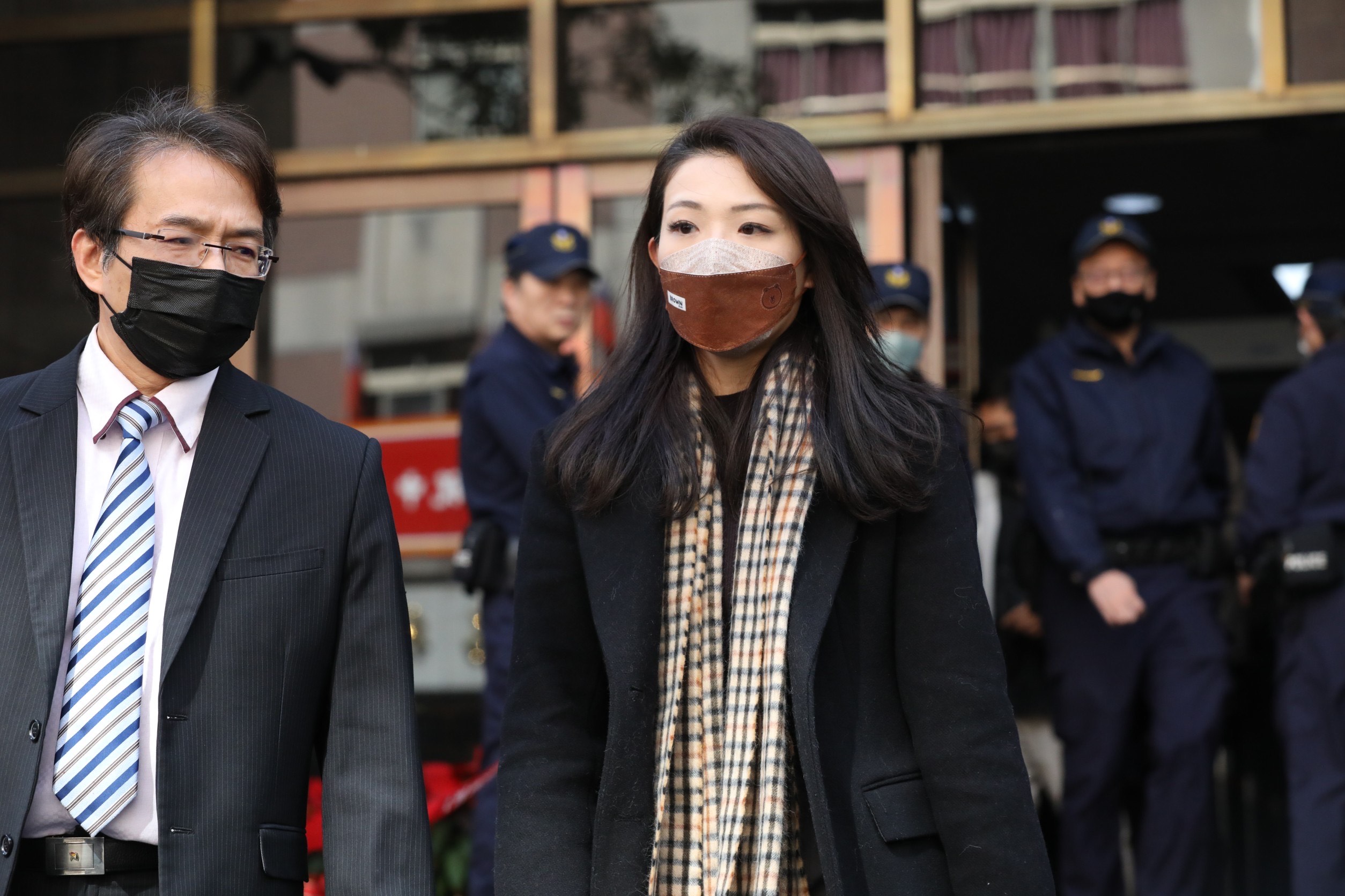 高虹安今天再為了遭起訴詐領助理費一案到台北地院開庭。