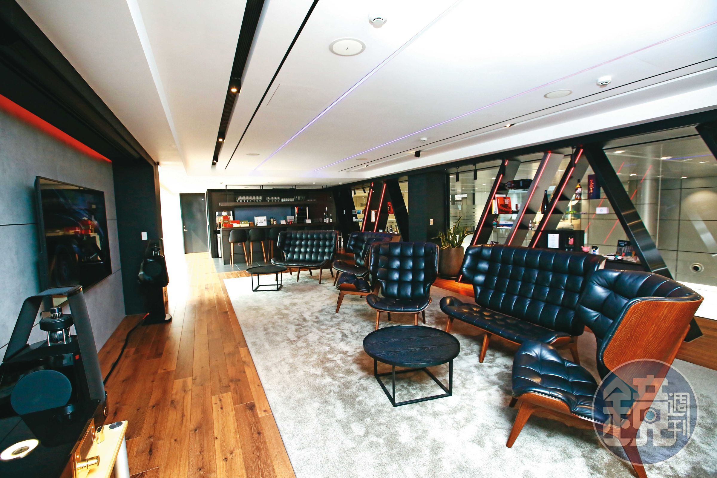 保時捷VIP客休室,家具、陳設都是從德國空運來台,更裝置了千萬元的mbl高級音響讓客人聆賞。