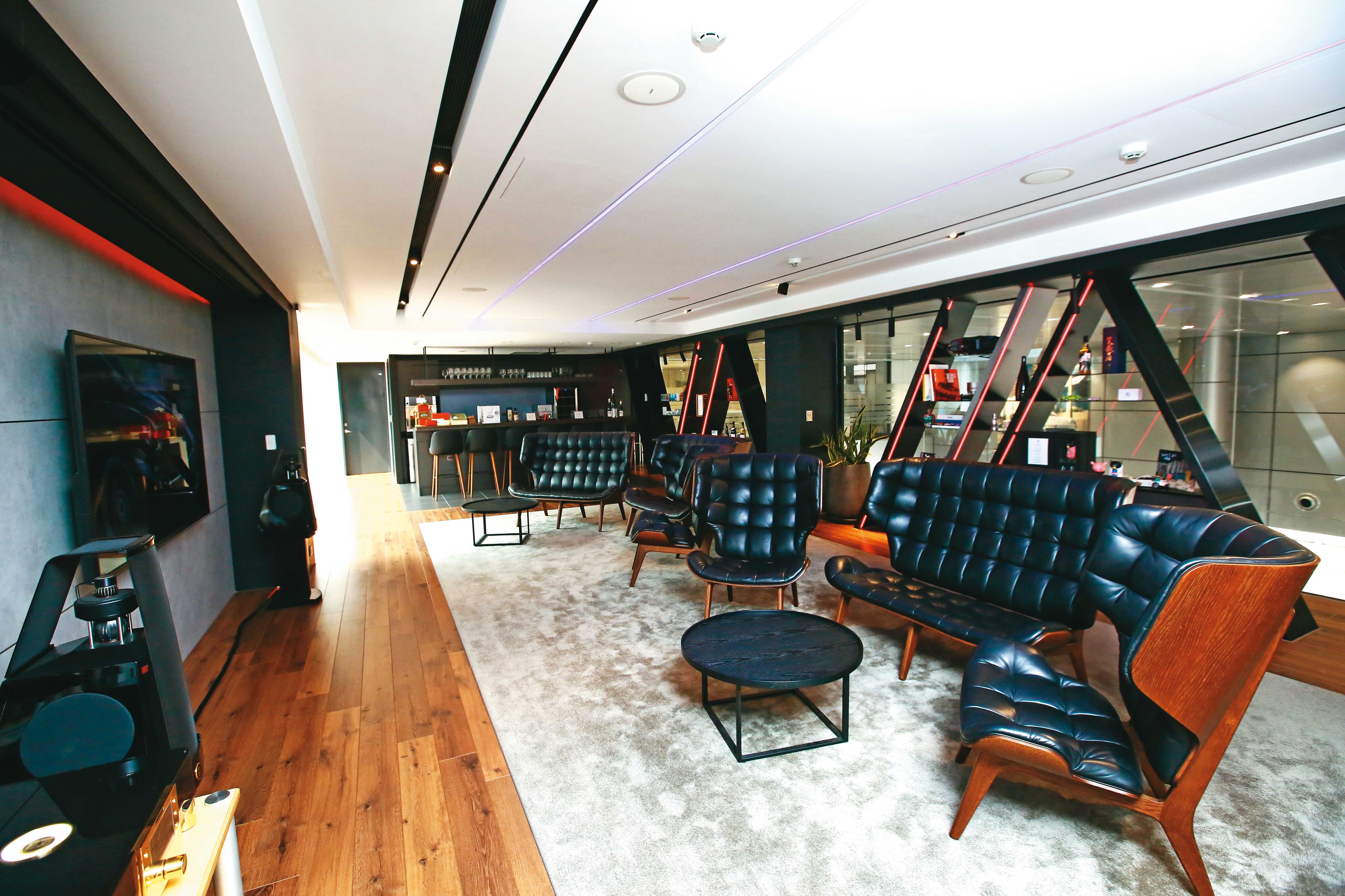 保時捷VIP客休室,家具、陳設都是從德國空運來台,更裝置了千萬元的mbl高級音響讓客人聆賞。