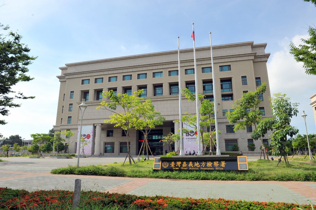 劉姓受刑人在看守所內對前來洽公的女社工施伸鹹豬手，被依涉嫌違反性騷擾防治法起訴。（翻攝自嘉義地檢署粉絲團）