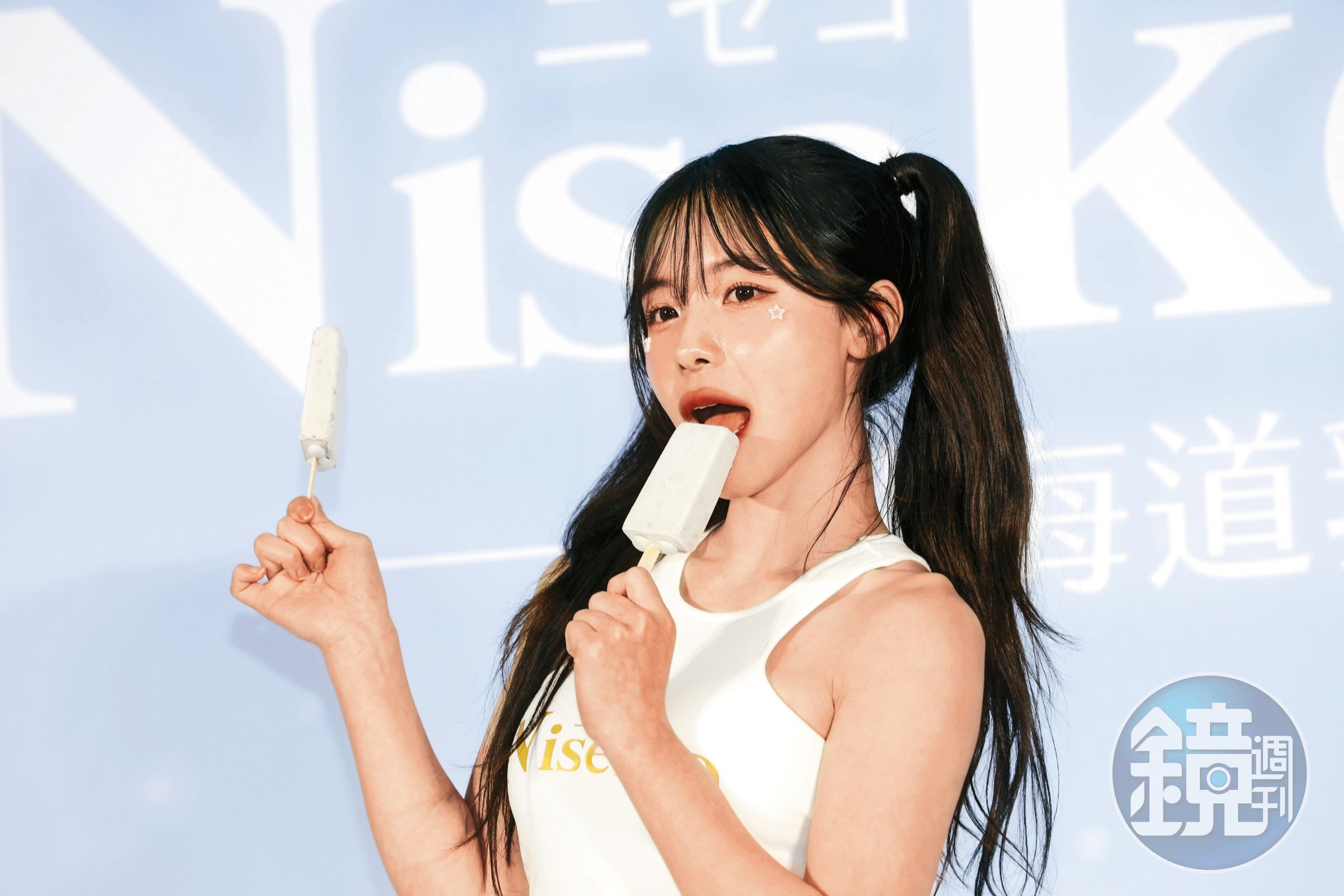 李多慧張嘴吃雪糕的樣子，意圖使人抽衛生紙…擦口水啦。