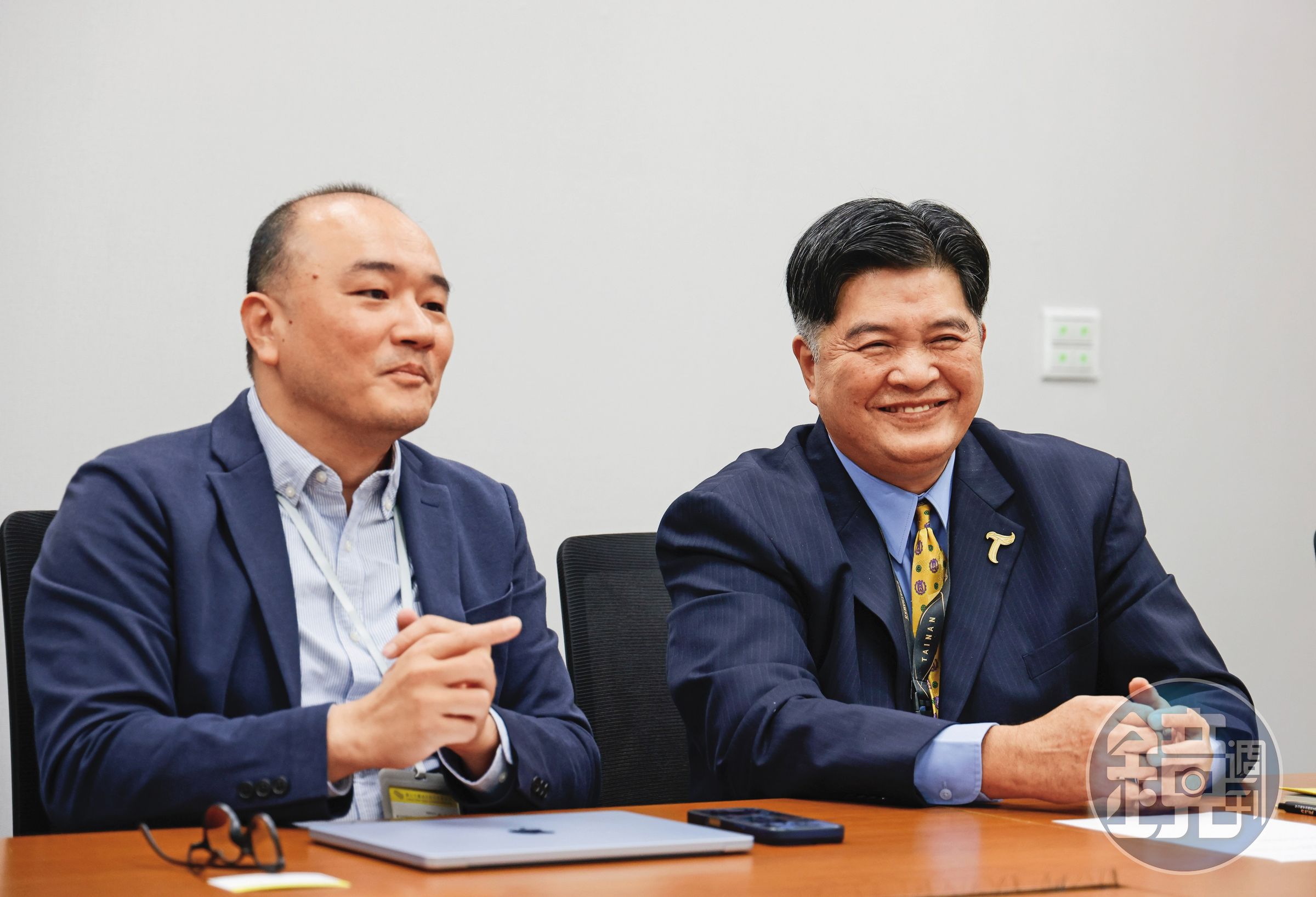 總經理賴浩民（左一）指出，表後儲能場運行近一年表現，讓公司有信心在表後儲能市場持續前進。（攝影組）